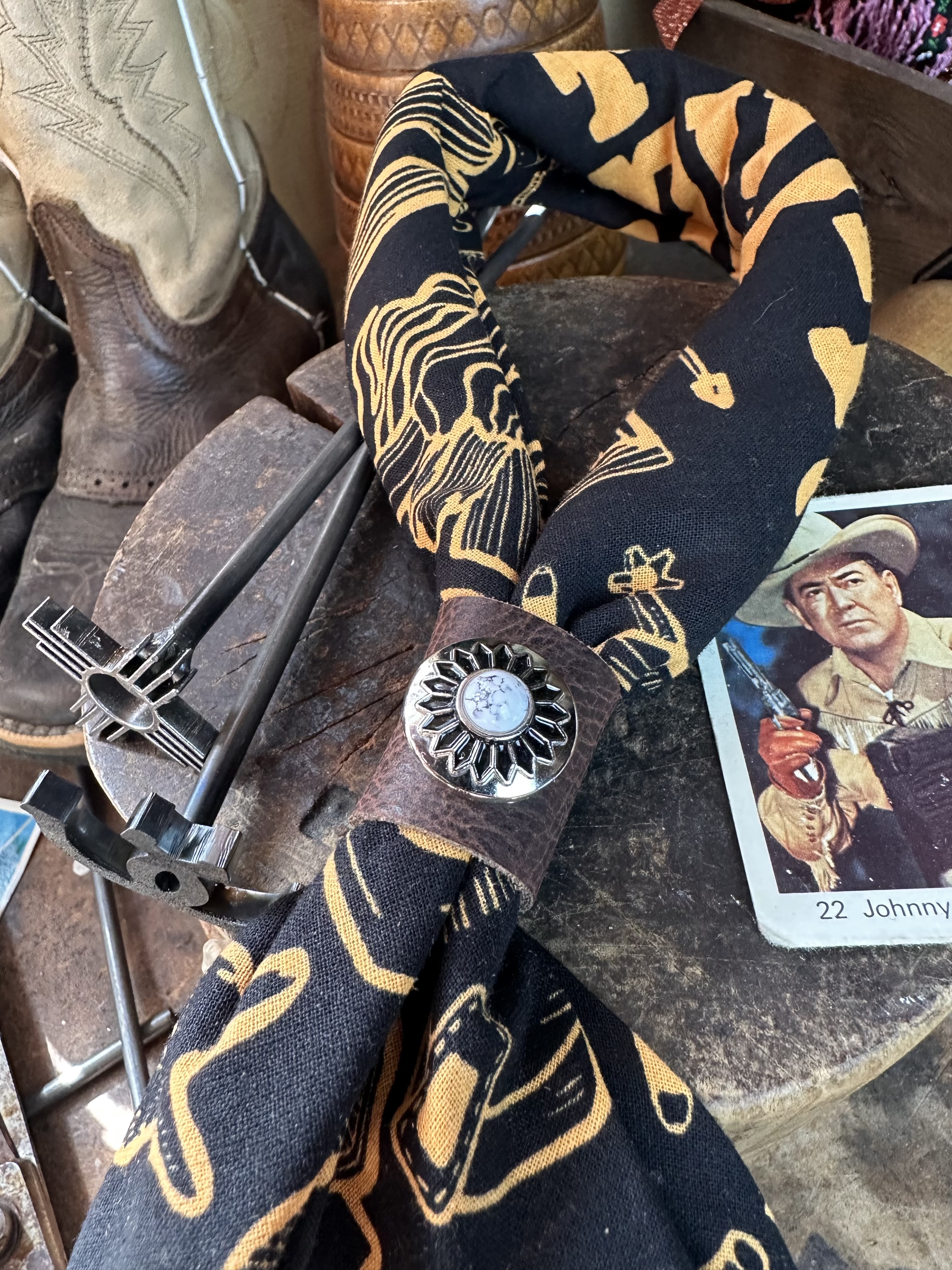 Bandana bolo handgjord i svenskt läder 