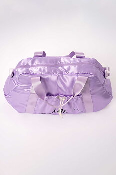 Lila glänsande väska med Intermezzo-logotyp