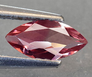 Gnistrande vacker naturlig rosa turmalin  ädelsten