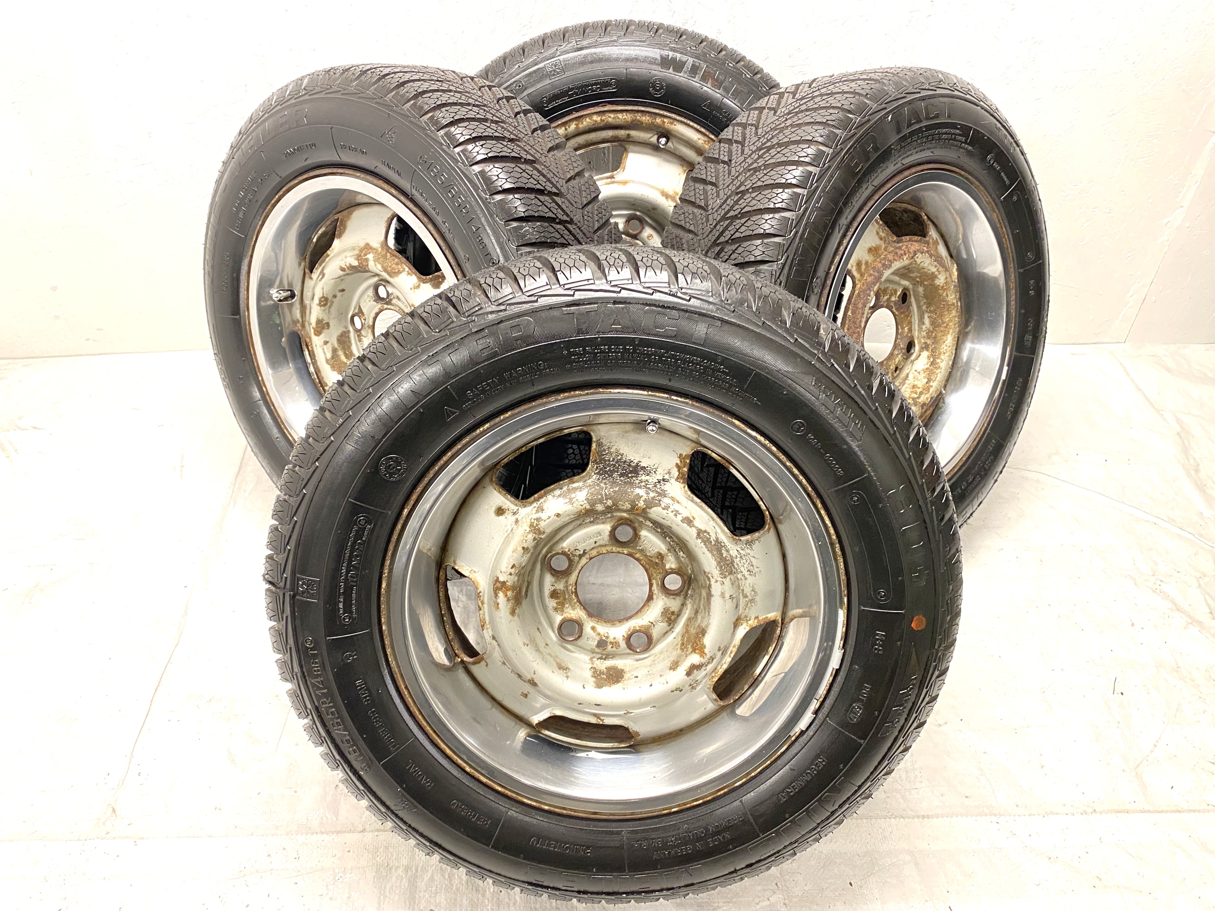 Kompletta Vinterhjul Friktion | 14" Volvo 240 + 3 st SNOBBRINGAR 5x108 5.5x14 ET20 65.1 + 185/65 R14 King-Meiler Winter Tact 80+ Regummerat | V32-2012 | 8|8|8|8 mm