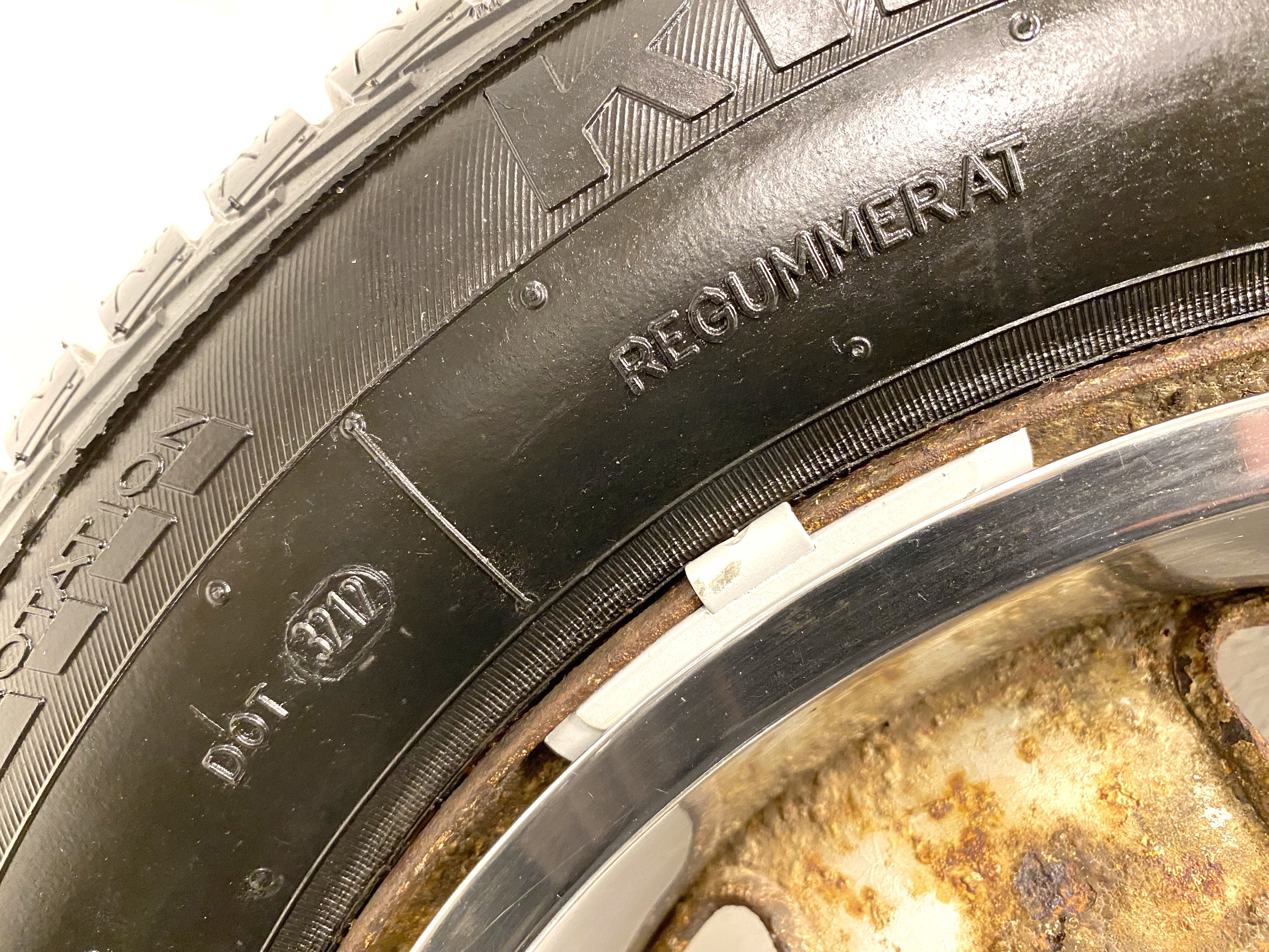Kompletta Vinterhjul Friktion | 14" Volvo 240 + 3 st SNOBBRINGAR 5x108 5.5x14 ET20 65.1 + 185/65 R14 King-Meiler Winter Tact 80+ Regummerat | V32-2012 | 8|8|8|8 mm - 8