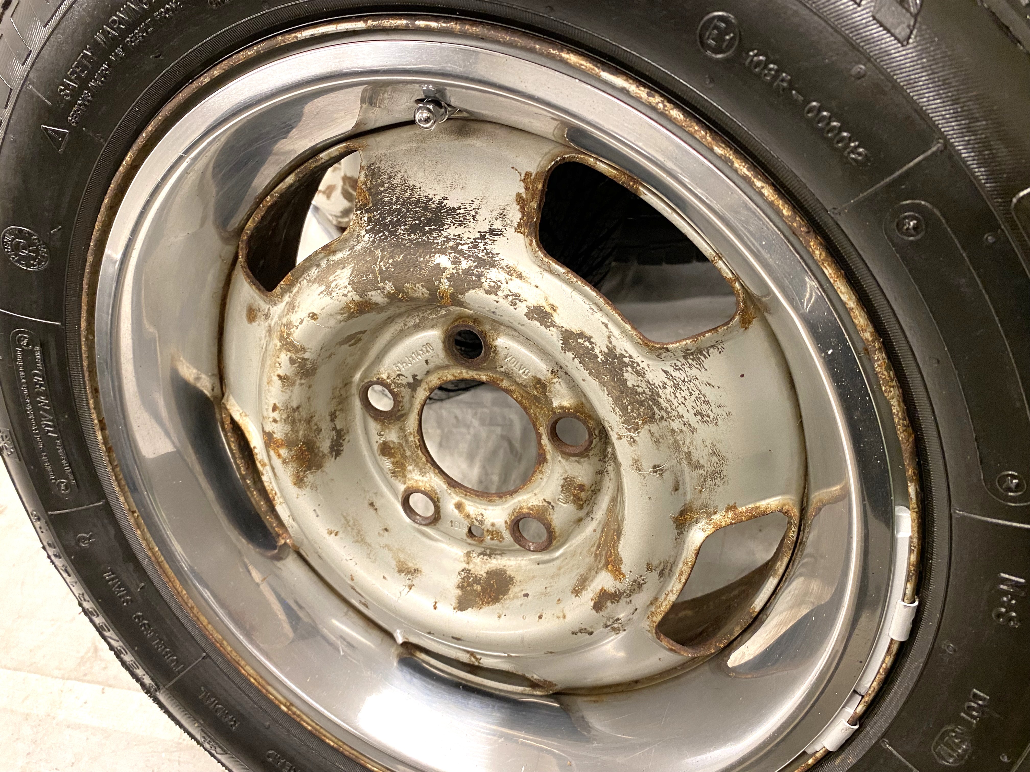 Kompletta Vinterhjul Friktion | 14" Volvo 240 + 3 st SNOBBRINGAR 5x108 5.5x14 ET20 65.1 + 185/65 R14 King-Meiler Winter Tact 80+ Regummerat | V32-2012 | 8|8|8|8 mm - 5
