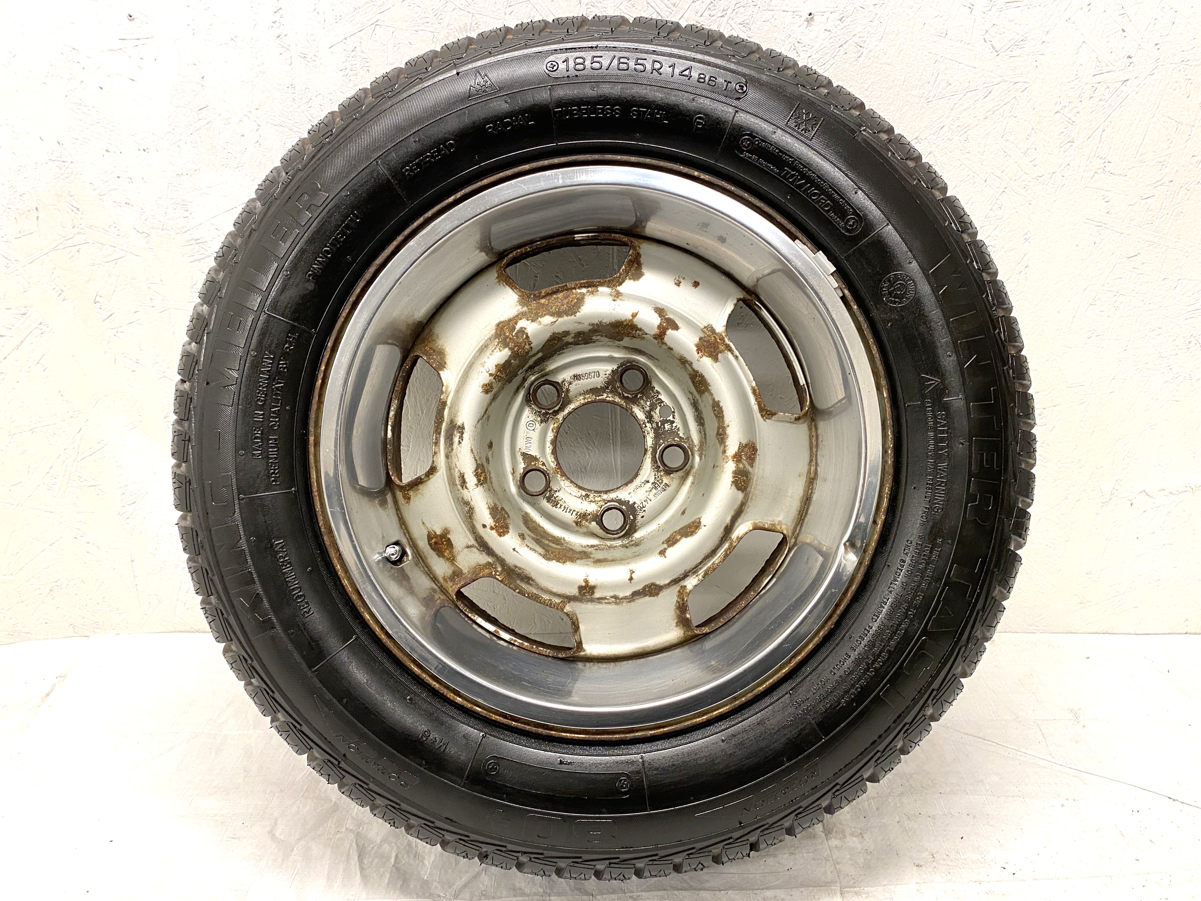 Kompletta Vinterhjul Friktion | 14" Volvo 240 + 3 st SNOBBRINGAR 5x108 5.5x14 ET20 65.1 + 185/65 R14 King-Meiler Winter Tact 80+ Regummerat | V32-2012 | 8|8|8|8 mm - 13