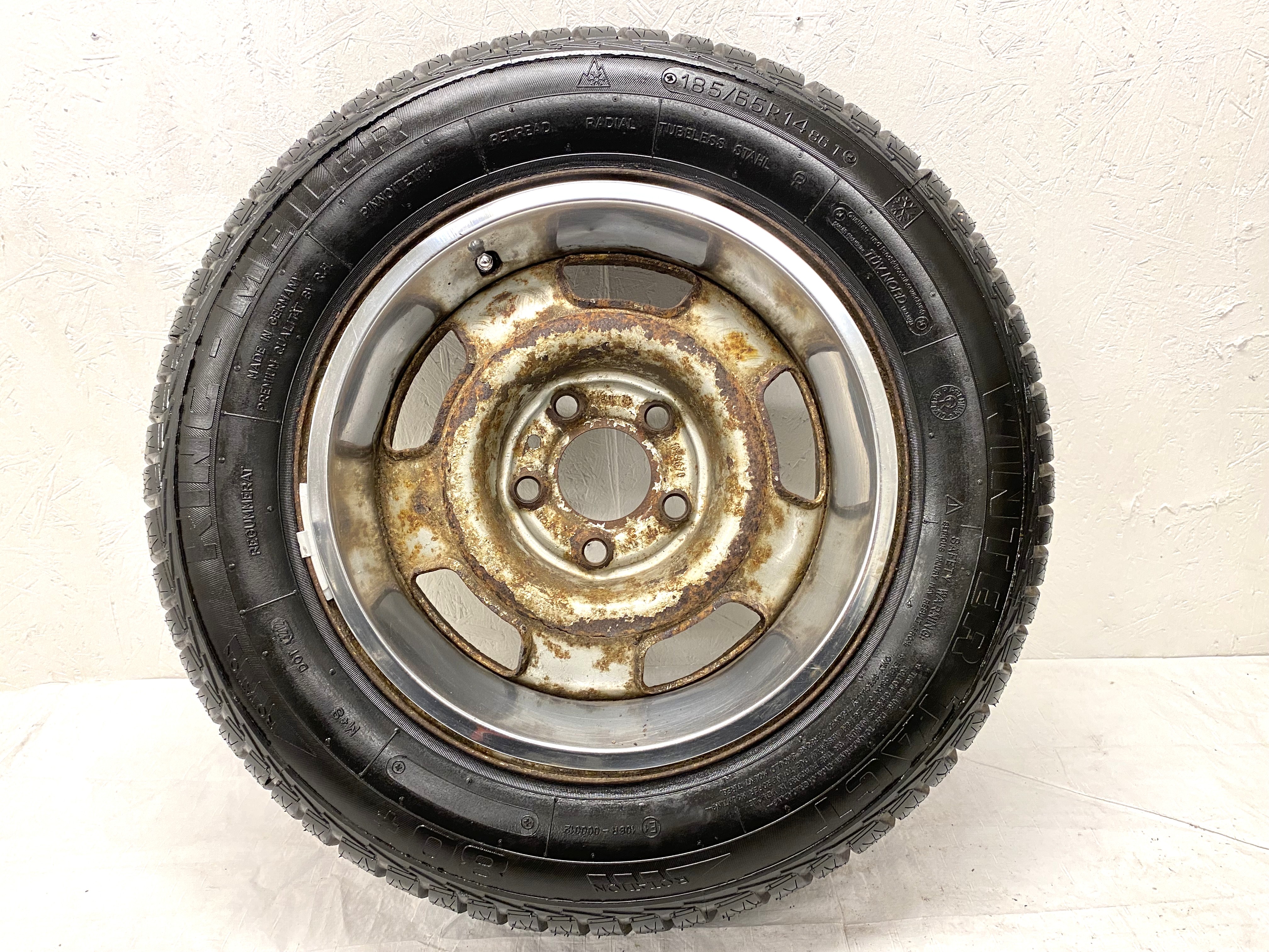 Kompletta Vinterhjul Friktion | 14" Volvo 240 + 3 st SNOBBRINGAR 5x108 5.5x14 ET20 65.1 + 185/65 R14 King-Meiler Winter Tact 80+ Regummerat | V32-2012 | 8|8|8|8 mm - 11