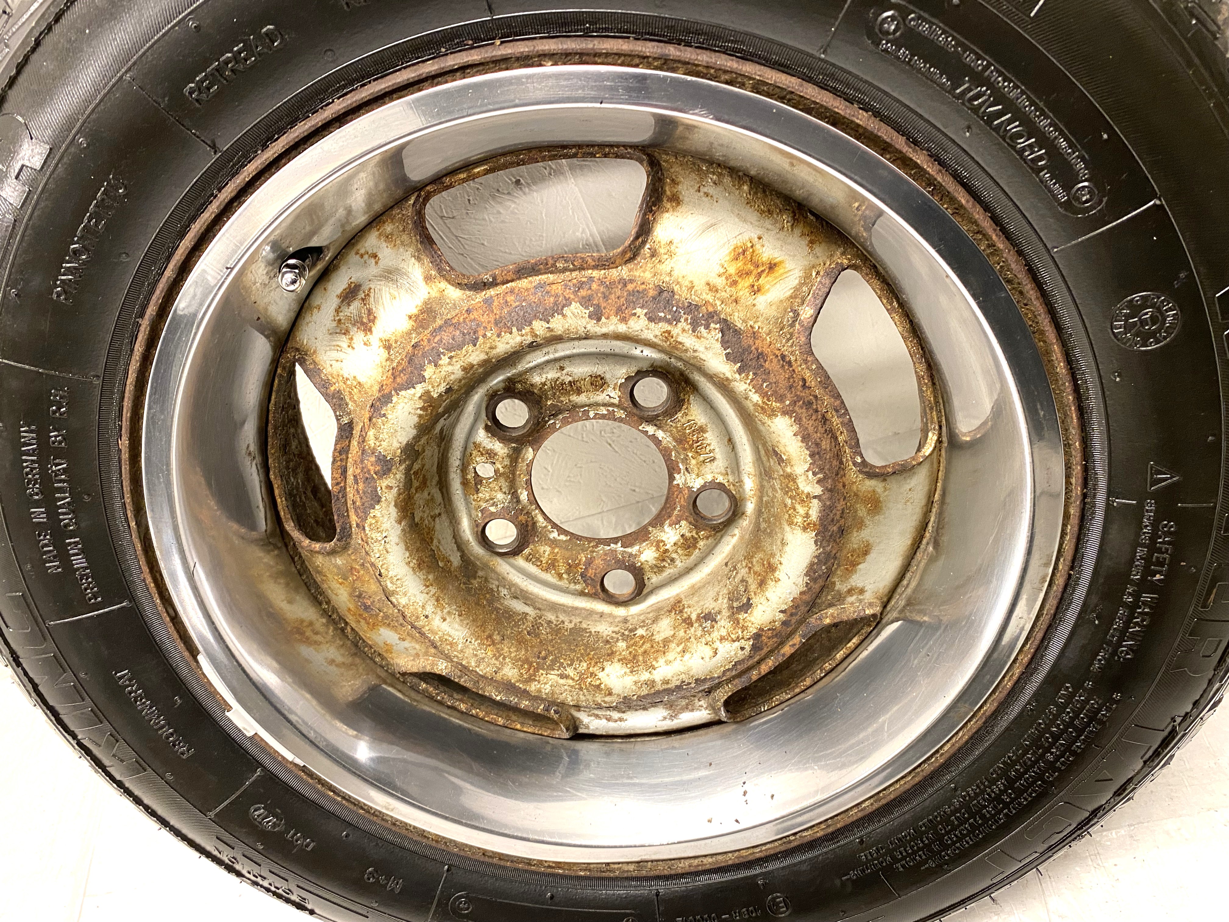 Kompletta Vinterhjul Friktion | 14" Volvo 240 + 3 st SNOBBRINGAR 5x108 5.5x14 ET20 65.1 + 185/65 R14 King-Meiler Winter Tact 80+ Regummerat | V32-2012 | 8|8|8|8 mm - 12