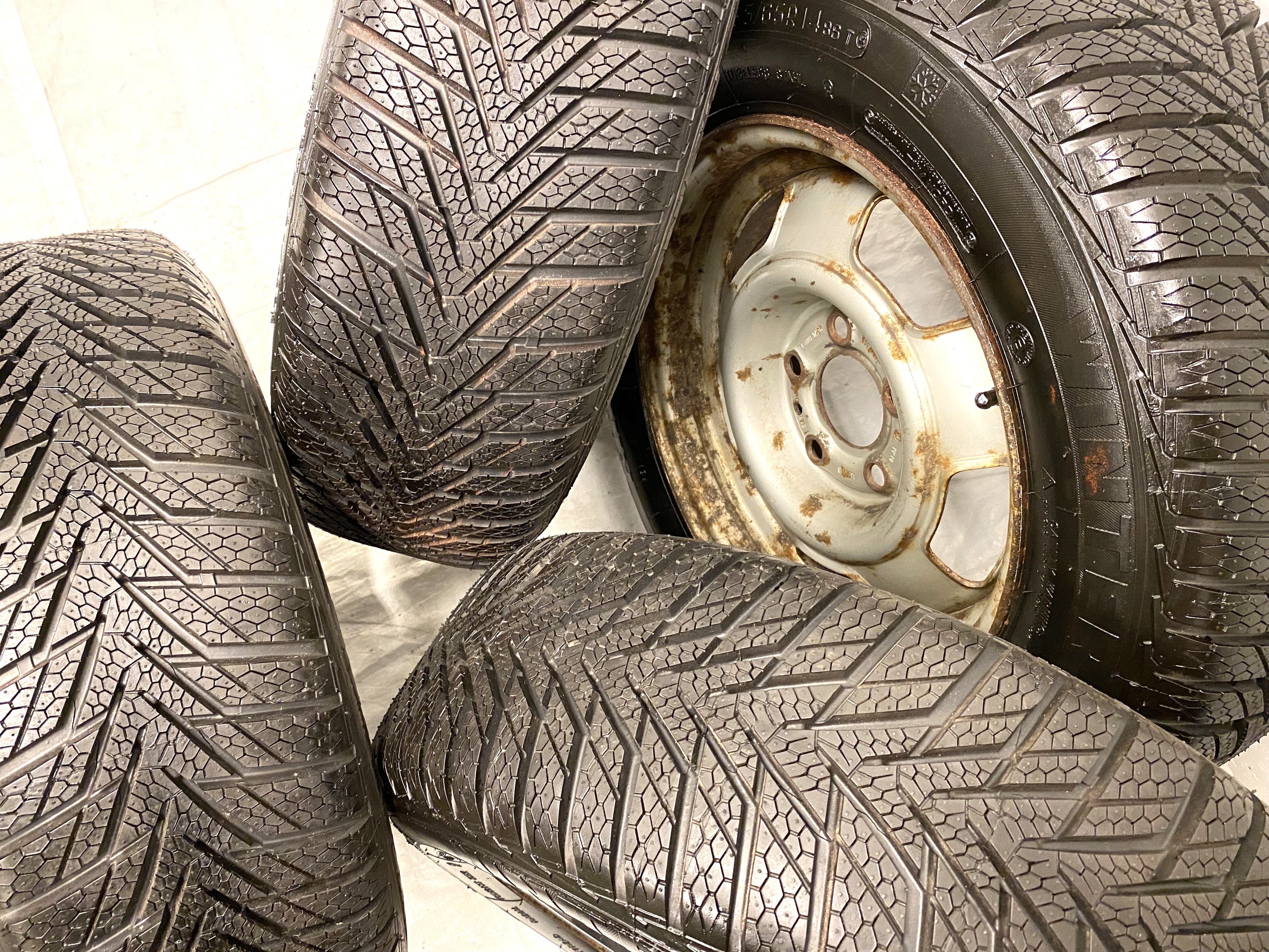 Kompletta Vinterhjul Friktion | 14" Volvo 240 + 3 st SNOBBRINGAR 5x108 5.5x14 ET20 65.1 + 185/65 R14 King-Meiler Winter Tact 80+ Regummerat | V32-2012 | 8|8|8|8 mm - 4