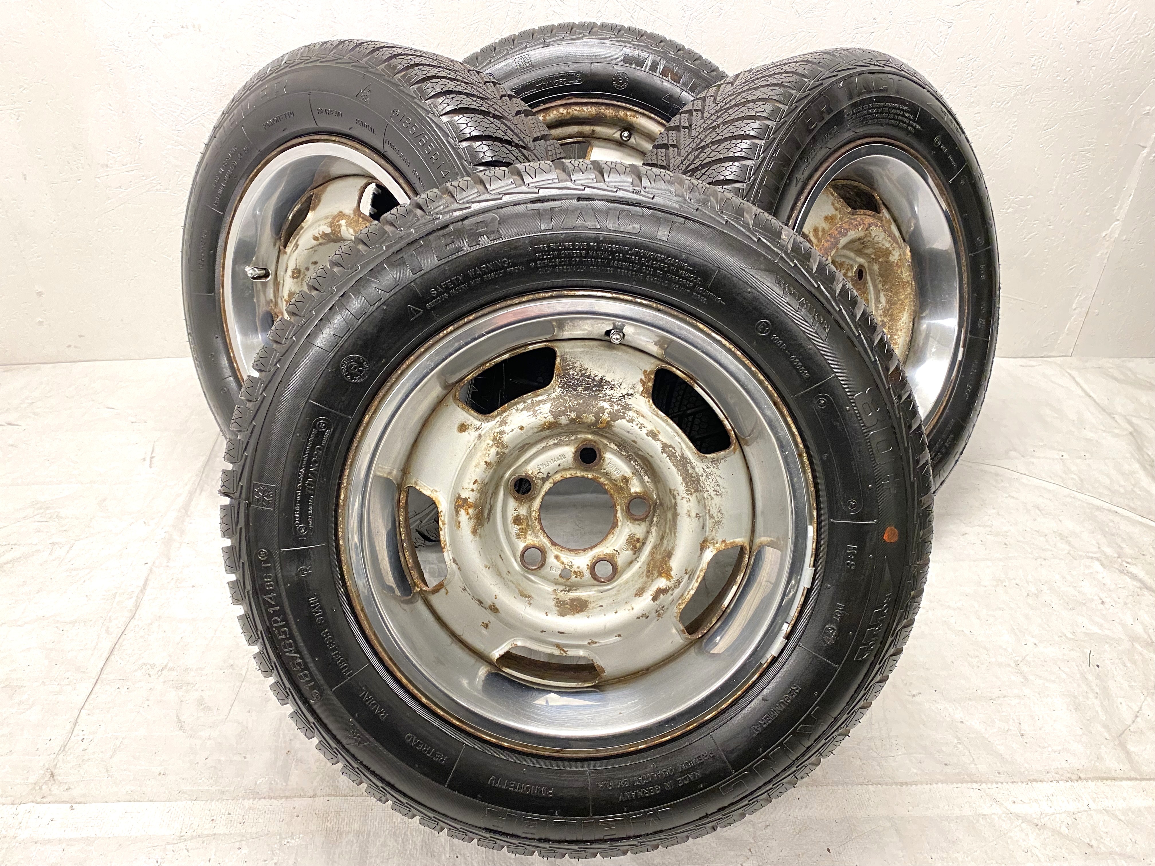 Kompletta Vinterhjul Friktion | 14" Volvo 240 + 3 st SNOBBRINGAR 5x108 5.5x14 ET20 65.1 + 185/65 R14 King-Meiler Winter Tact 80+ Regummerat | V32-2012 | 8|8|8|8 mm - 2