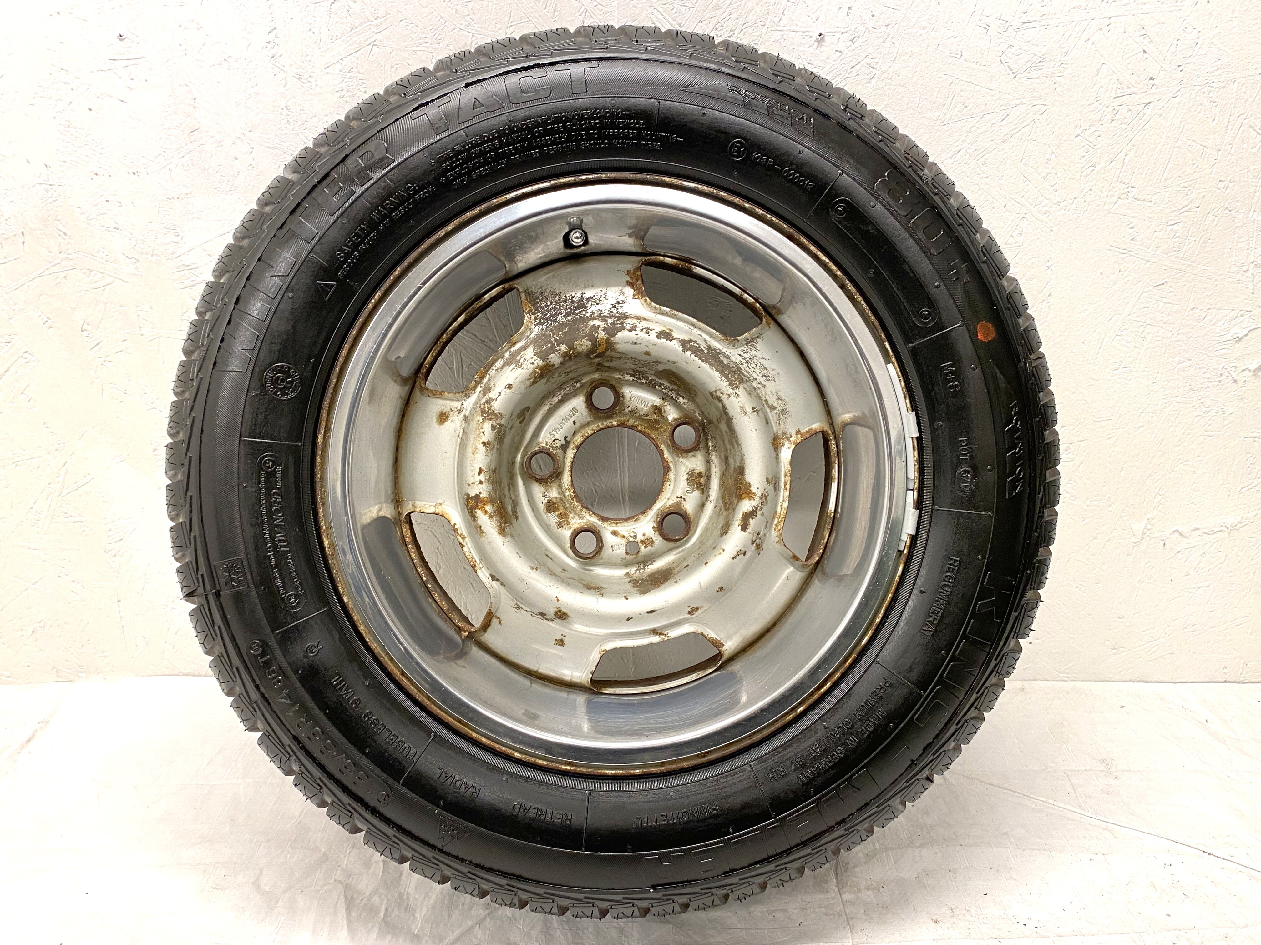 Kompletta Vinterhjul Friktion | 14" Volvo 240 + 3 st SNOBBRINGAR 5x108 5.5x14 ET20 65.1 + 185/65 R14 King-Meiler Winter Tact 80+ Regummerat | V32-2012 | 8|8|8|8 mm - 15