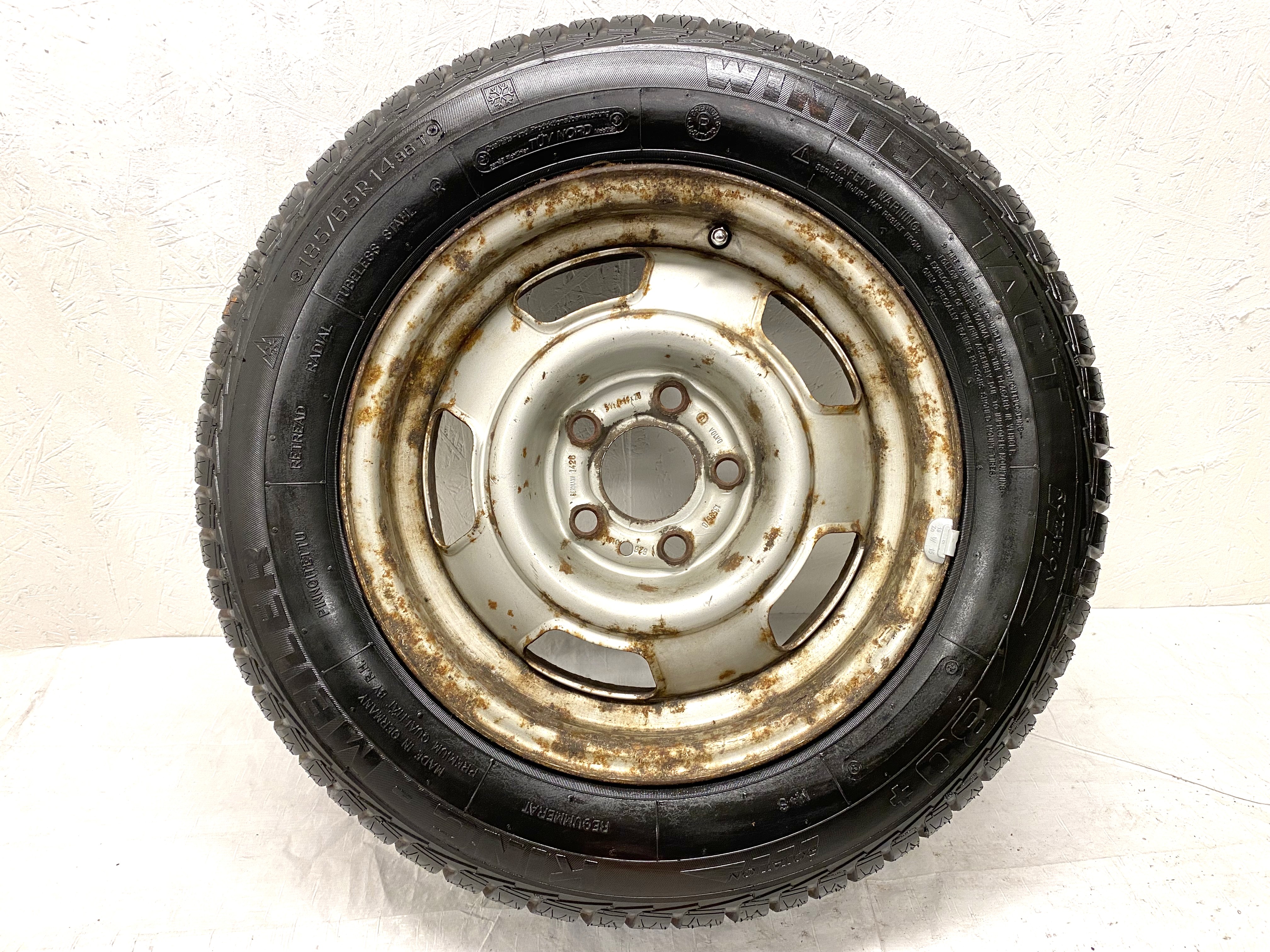 Kompletta Vinterhjul Friktion | 14" Volvo 240 + 3 st SNOBBRINGAR 5x108 5.5x14 ET20 65.1 + 185/65 R14 King-Meiler Winter Tact 80+ Regummerat | V32-2012 | 8|8|8|8 mm - 9