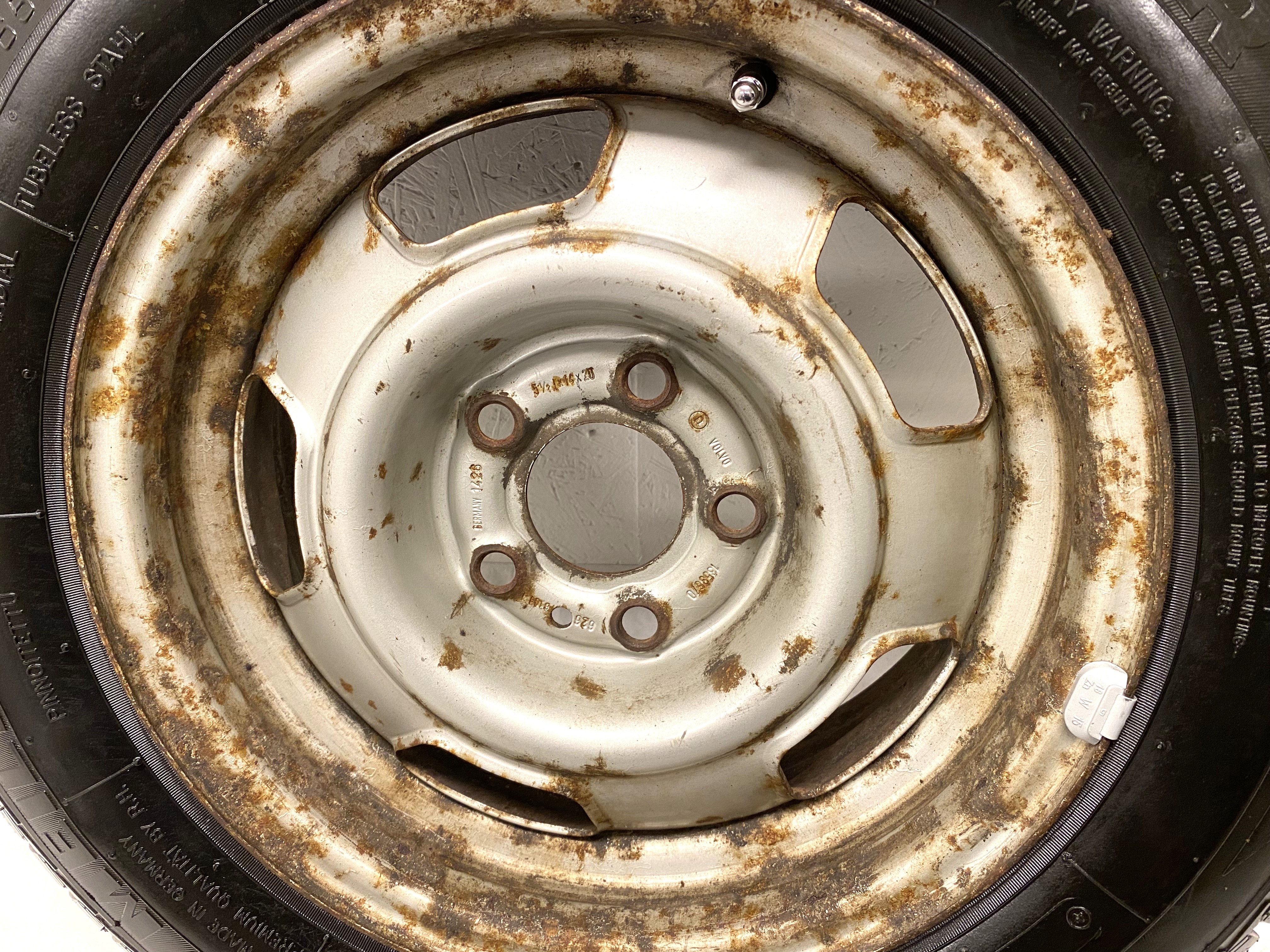 Kompletta Vinterhjul Friktion | 14" Volvo 240 + 3 st SNOBBRINGAR 5x108 5.5x14 ET20 65.1 + 185/65 R14 King-Meiler Winter Tact 80+ Regummerat | V32-2012 | 8|8|8|8 mm - 10
