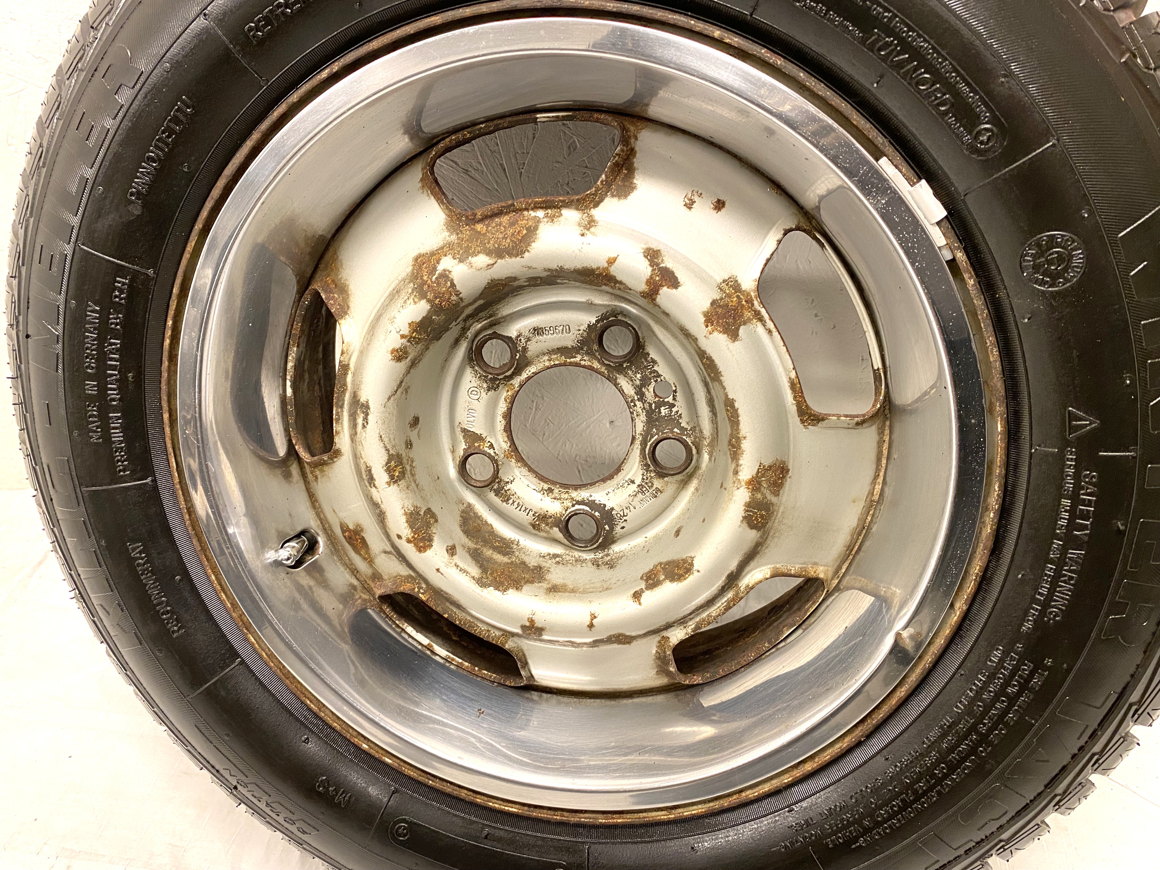 Kompletta Vinterhjul Friktion | 14" Volvo 240 + 3 st SNOBBRINGAR 5x108 5.5x14 ET20 65.1 + 185/65 R14 King-Meiler Winter Tact 80+ Regummerat | V32-2012 | 8|8|8|8 mm - 14