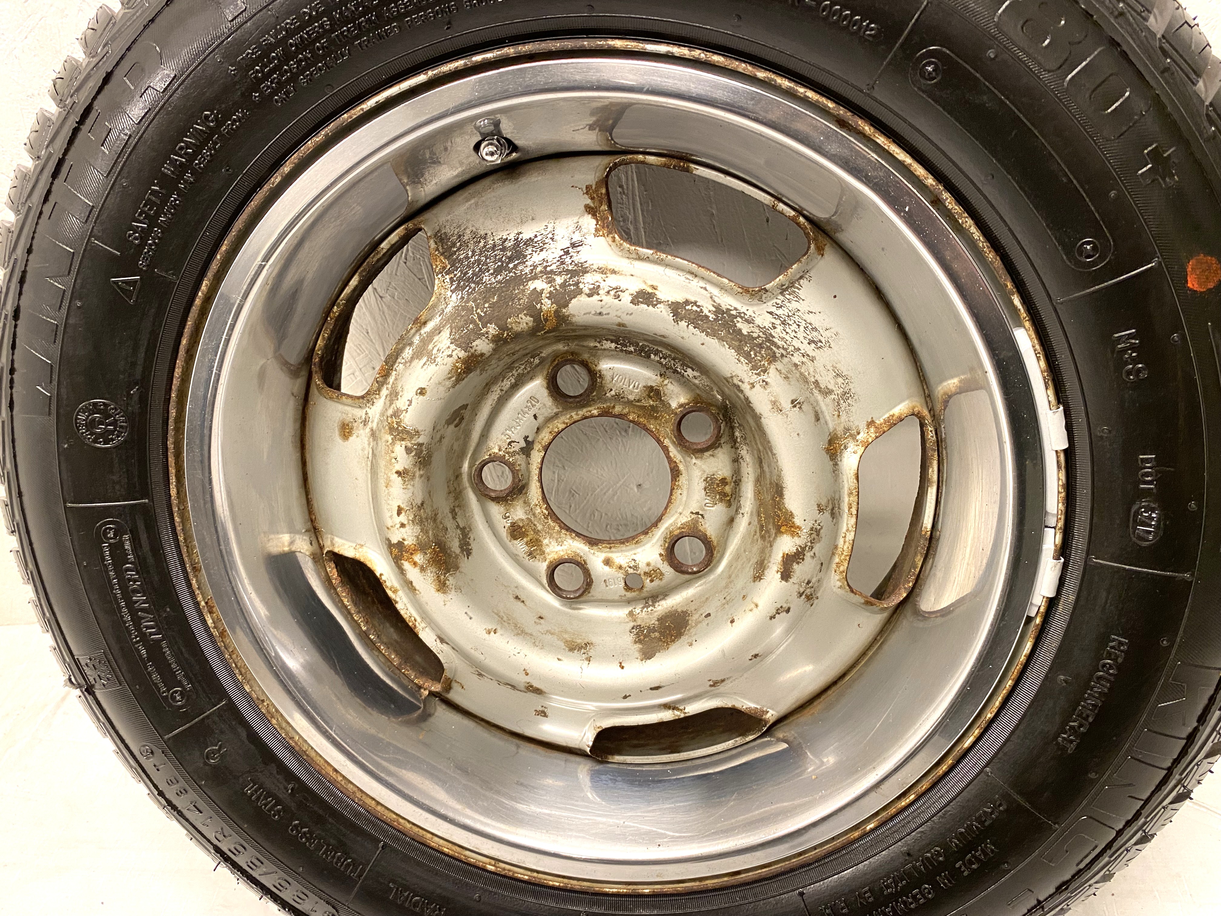 Kompletta Vinterhjul Friktion | 14" Volvo 240 + 3 st SNOBBRINGAR 5x108 5.5x14 ET20 65.1 + 185/65 R14 King-Meiler Winter Tact 80+ Regummerat | V32-2012 | 8|8|8|8 mm - 16