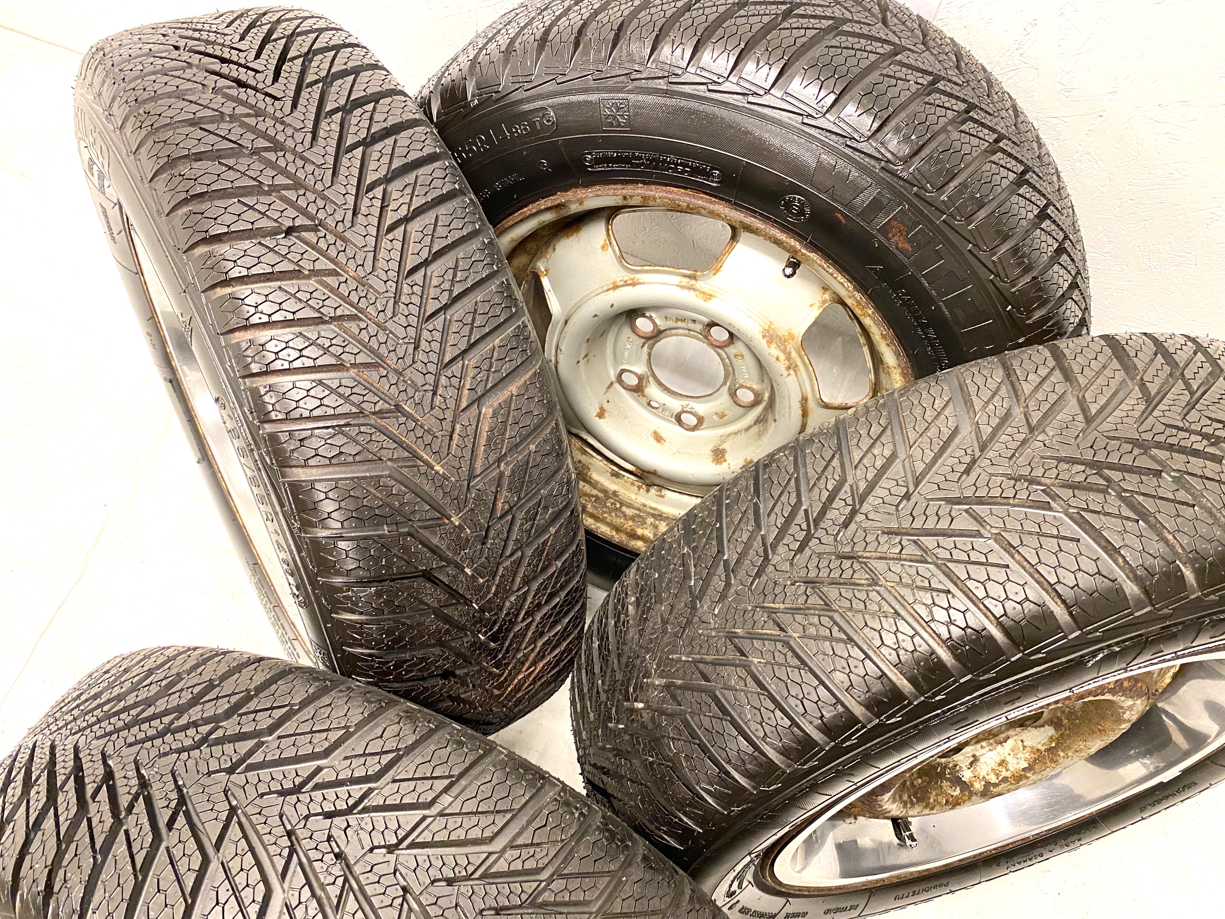 Kompletta Vinterhjul Friktion | 14" Volvo 240 + 3 st SNOBBRINGAR 5x108 5.5x14 ET20 65.1 + 185/65 R14 King-Meiler Winter Tact 80+ Regummerat | V32-2012 | 8|8|8|8 mm - 3