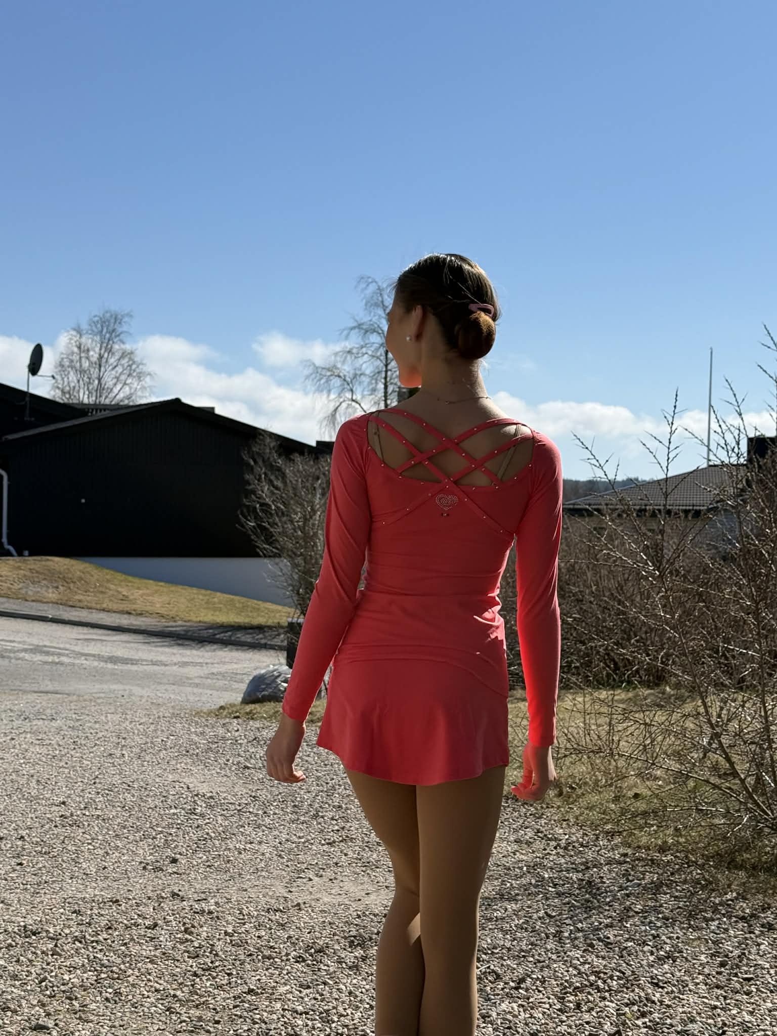 Långärmad korallfärgad topp från Bolero med flätmönster i ryggen och kristaller - 2