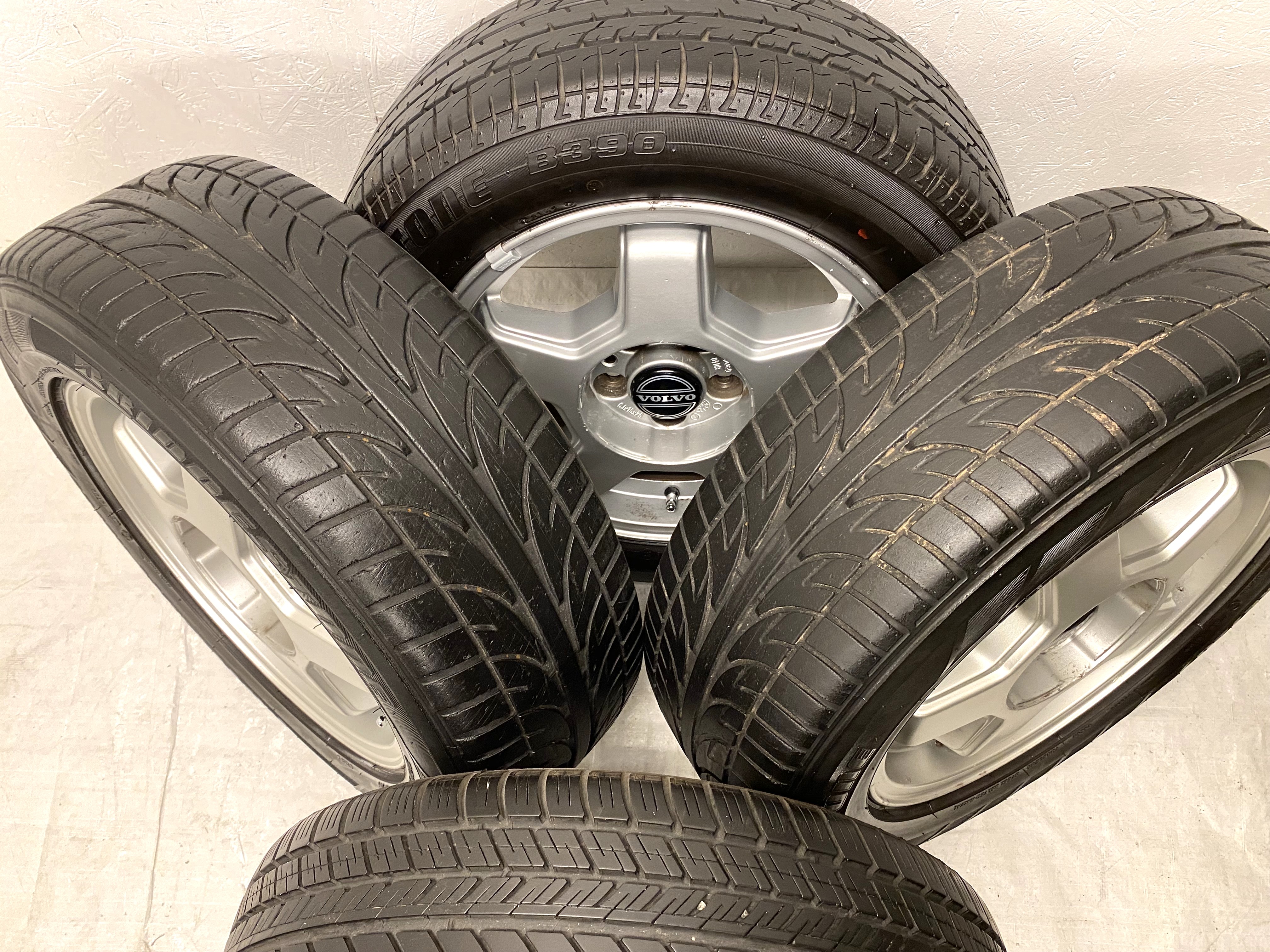 Kompletta Sommarhjul | 15" VOLVO 240 TURBO | 5x108 6x15 ET25 65.1 +  2st 205/60 R15 91H Bridgestone Potenza RE720 | V48-02 |4|4mm + 1st 195/60 R15 88V Bridgestone B390 | V09-04 | 6mm + 1st 195/60 R15 88V Michelin Energy XV1 | V32-02 | 7mm - 3