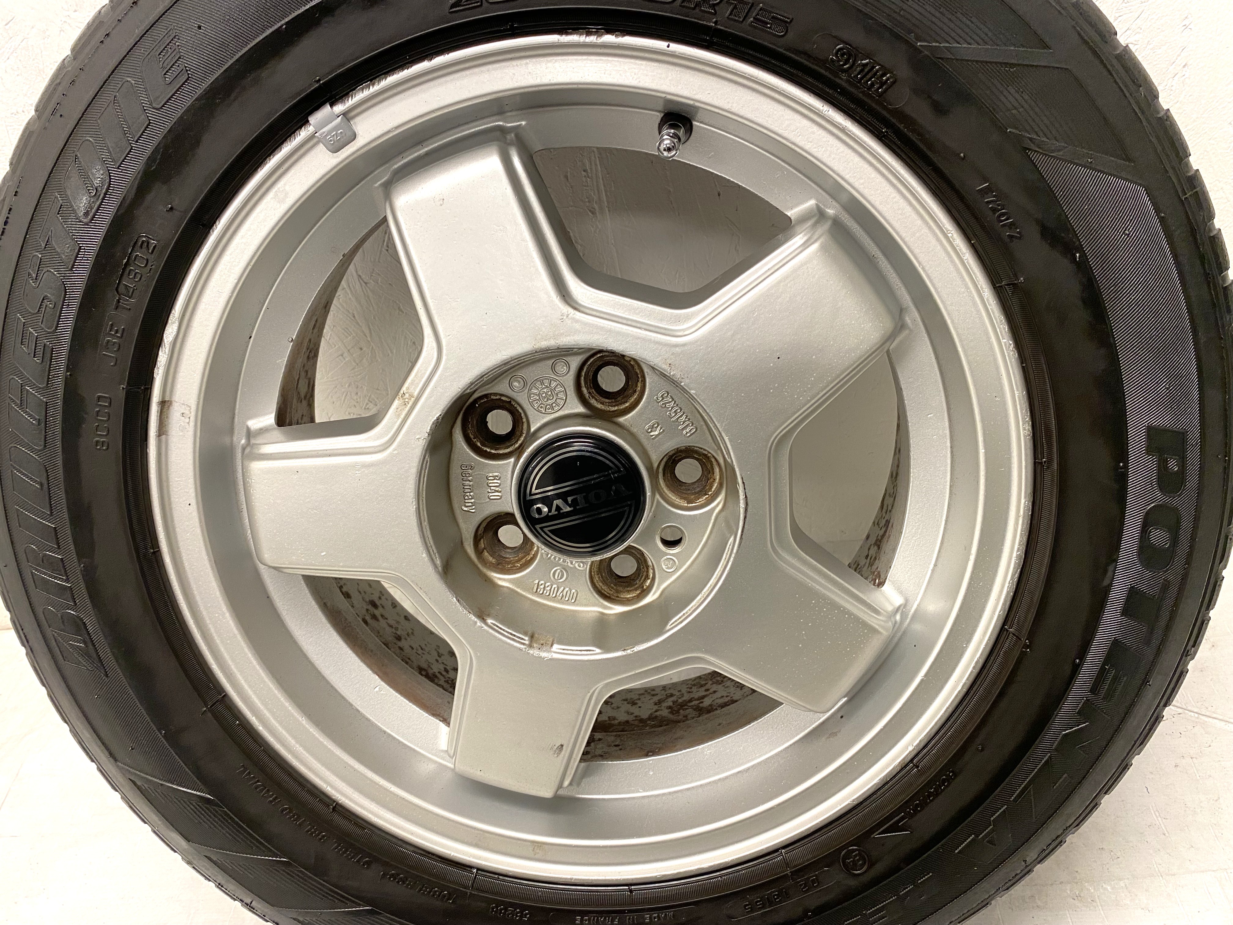 Kompletta Sommarhjul | 15" VOLVO 240 TURBO | 5x108 6x15 ET25 65.1 +  2st 205/60 R15 91H Bridgestone Potenza RE720 | V48-02 |4|4mm + 1st 195/60 R15 88V Bridgestone B390 | V09-04 | 6mm + 1st 195/60 R15 88V Michelin Energy XV1 | V32-02 | 7mm - 14