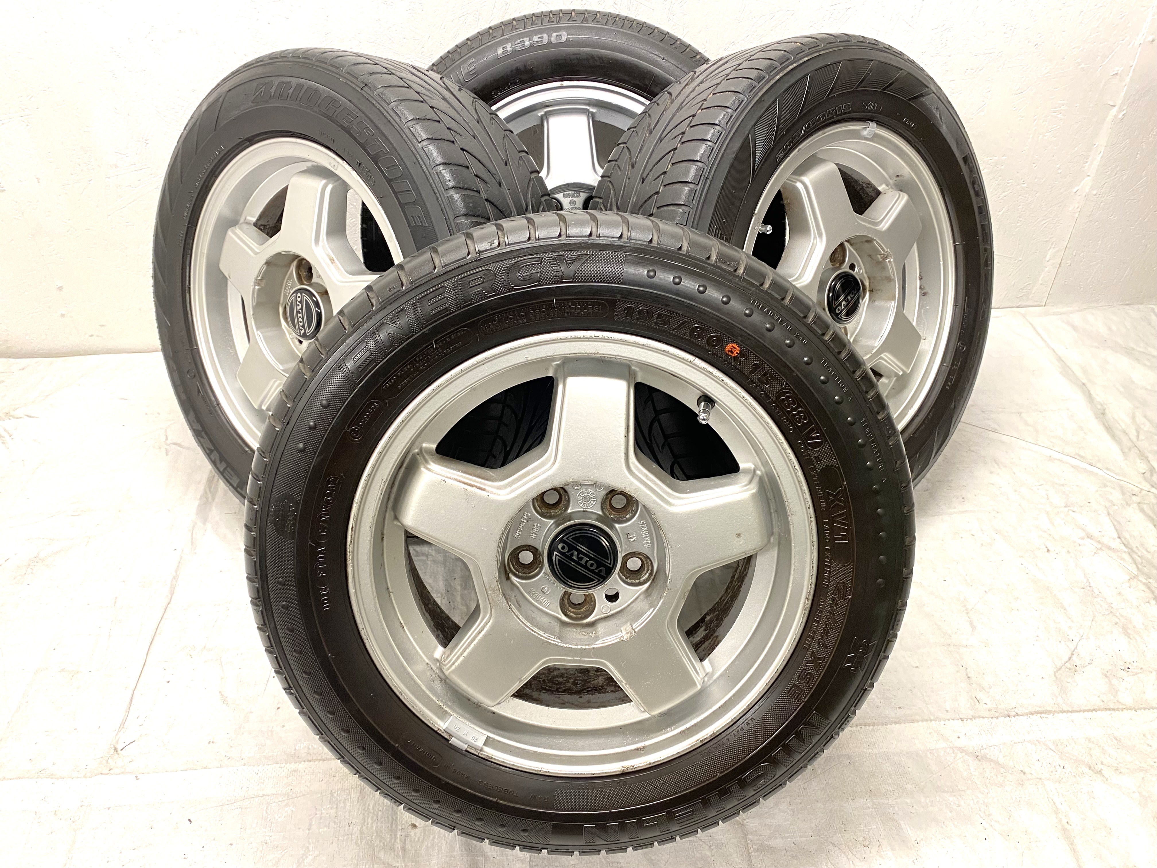 Kompletta Sommarhjul | 15" VOLVO 240 TURBO | 5x108 6x15 ET25 65.1 +  2st 205/60 R15 91H Bridgestone Potenza RE720 | V48-02 |4|4mm + 1st 195/60 R15 88V Bridgestone B390 | V09-04 | 6mm + 1st 195/60 R15 88V Michelin Energy XV1 | V32-02 | 7mm