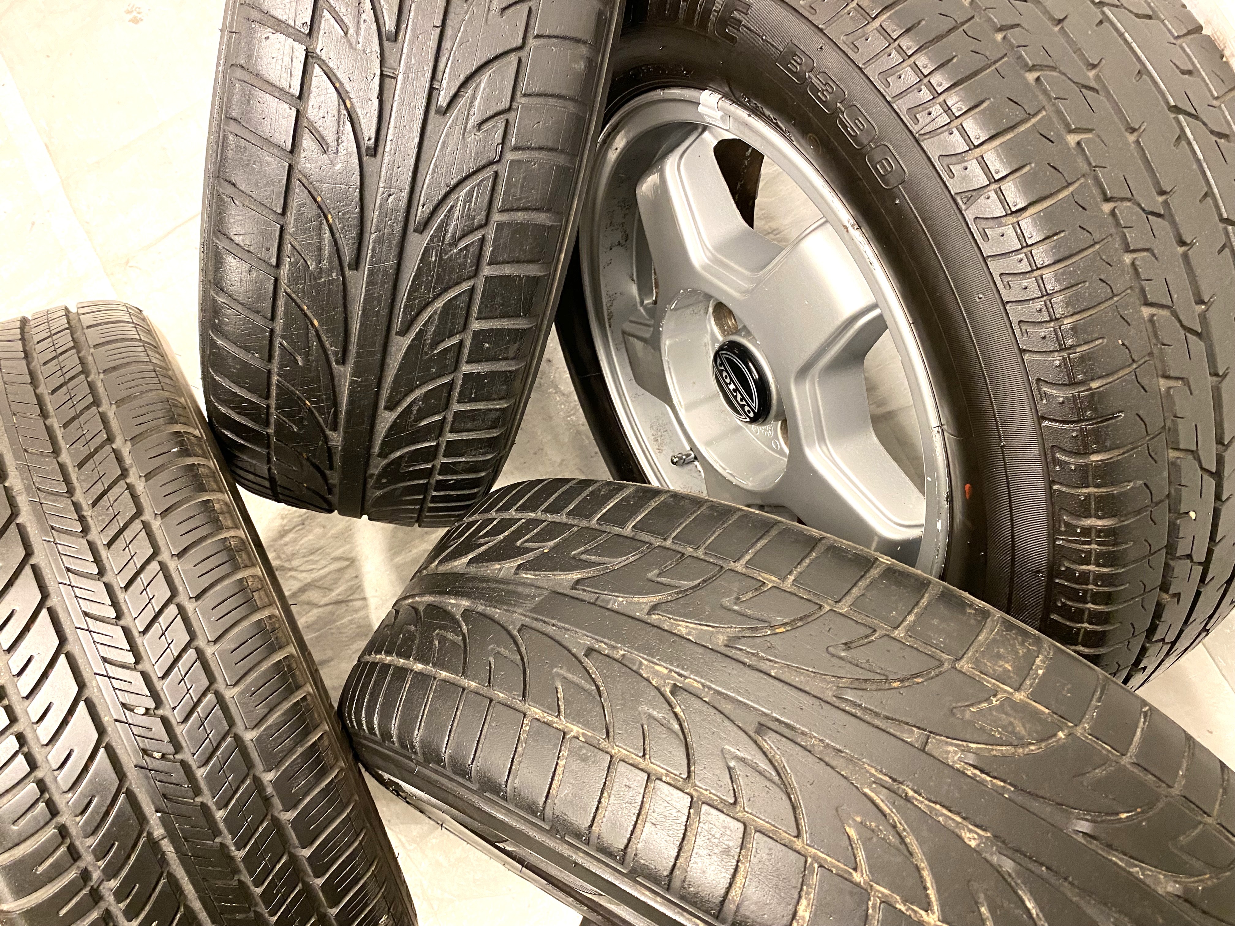 Kompletta Sommarhjul | 15" VOLVO 240 TURBO | 5x108 6x15 ET25 65.1 +  2st 205/60 R15 91H Bridgestone Potenza RE720 | V48-02 |4|4mm + 1st 195/60 R15 88V Bridgestone B390 | V09-04 | 6mm + 1st 195/60 R15 88V Michelin Energy XV1 | V32-02 | 7mm - 4