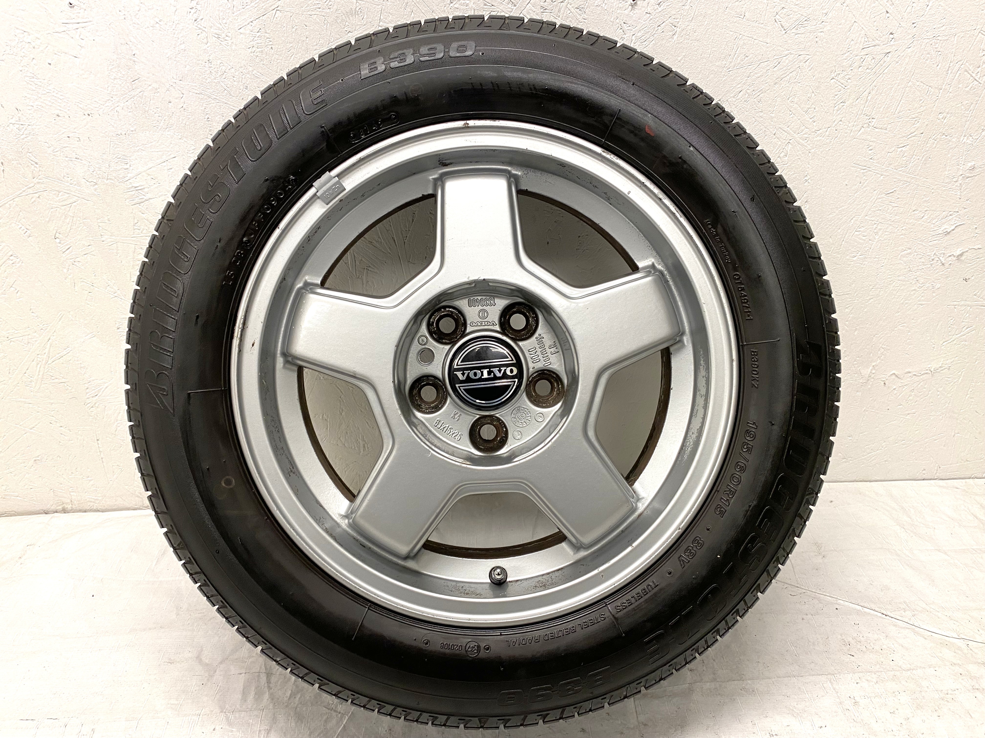 Kompletta Sommarhjul | 15" VOLVO 240 TURBO | 5x108 6x15 ET25 65.1 +  2st 205/60 R15 91H Bridgestone Potenza RE720 | V48-02 |4|4mm + 1st 195/60 R15 88V Bridgestone B390 | V09-04 | 6mm + 1st 195/60 R15 88V Michelin Energy XV1 | V32-02 | 7mm - 9