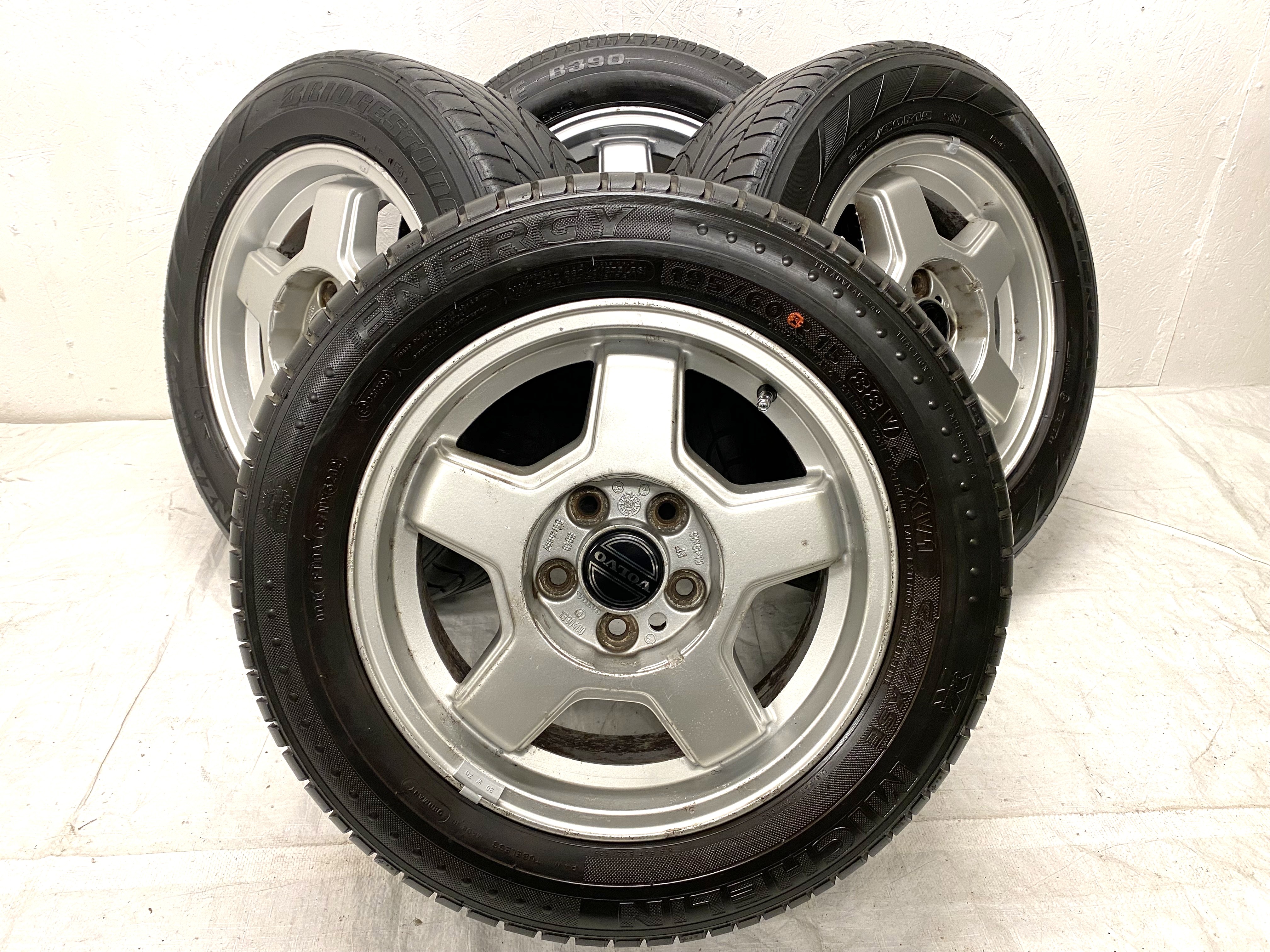 Kompletta Sommarhjul | 15" VOLVO 240 TURBO | 5x108 6x15 ET25 65.1 +  2st 205/60 R15 91H Bridgestone Potenza RE720 | V48-02 |4|4mm + 1st 195/60 R15 88V Bridgestone B390 | V09-04 | 6mm + 1st 195/60 R15 88V Michelin Energy XV1 | V32-02 | 7mm - 2