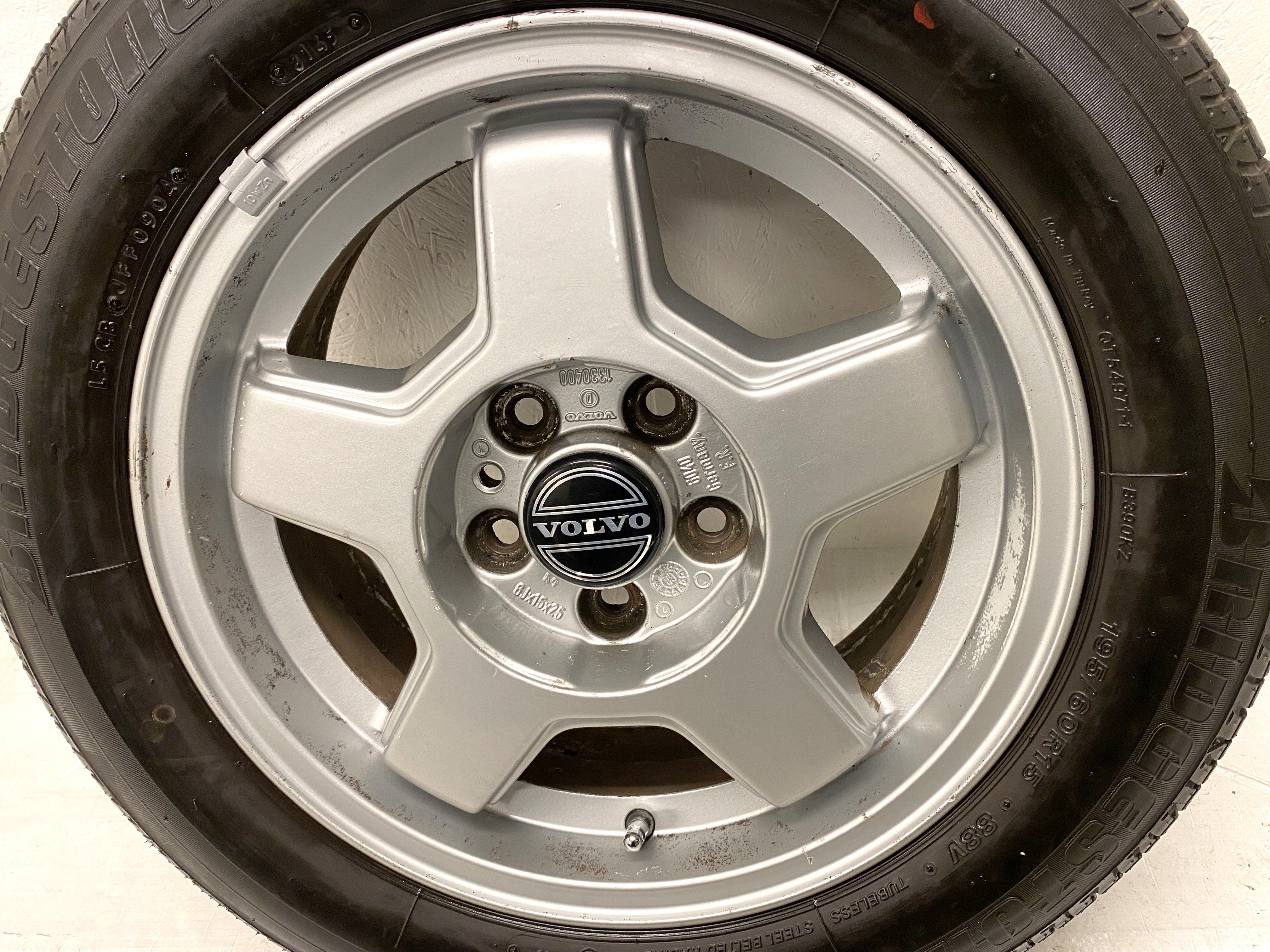 Kompletta Sommarhjul | 15" VOLVO 240 TURBO | 5x108 6x15 ET25 65.1 +  2st 205/60 R15 91H Bridgestone Potenza RE720 | V48-02 |4|4mm + 1st 195/60 R15 88V Bridgestone B390 | V09-04 | 6mm + 1st 195/60 R15 88V Michelin Energy XV1 | V32-02 | 7mm - 10