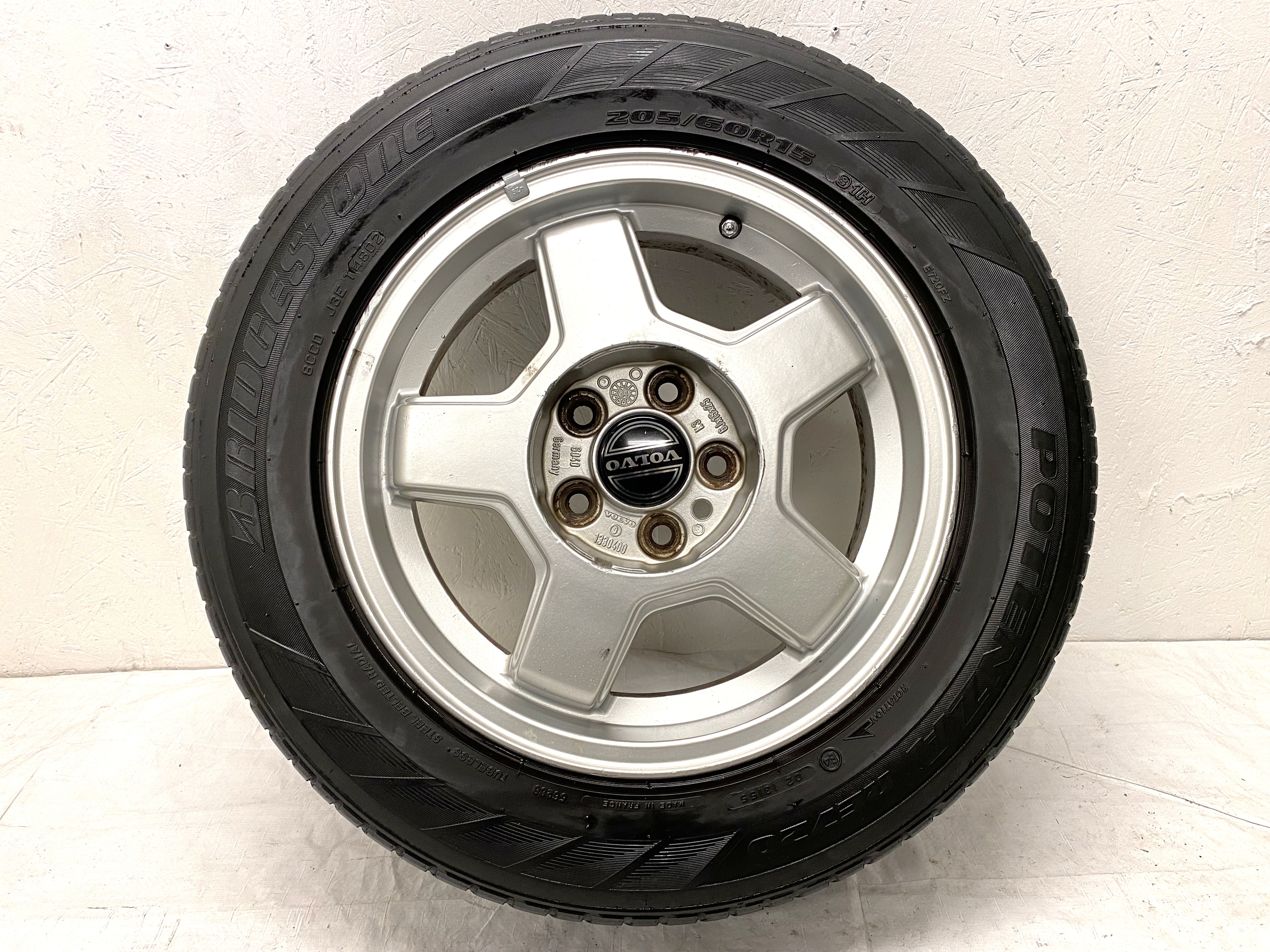 Kompletta Sommarhjul | 15" VOLVO 240 TURBO | 5x108 6x15 ET25 65.1 +  2st 205/60 R15 91H Bridgestone Potenza RE720 | V48-02 |4|4mm + 1st 195/60 R15 88V Bridgestone B390 | V09-04 | 6mm + 1st 195/60 R15 88V Michelin Energy XV1 | V32-02 | 7mm - 13