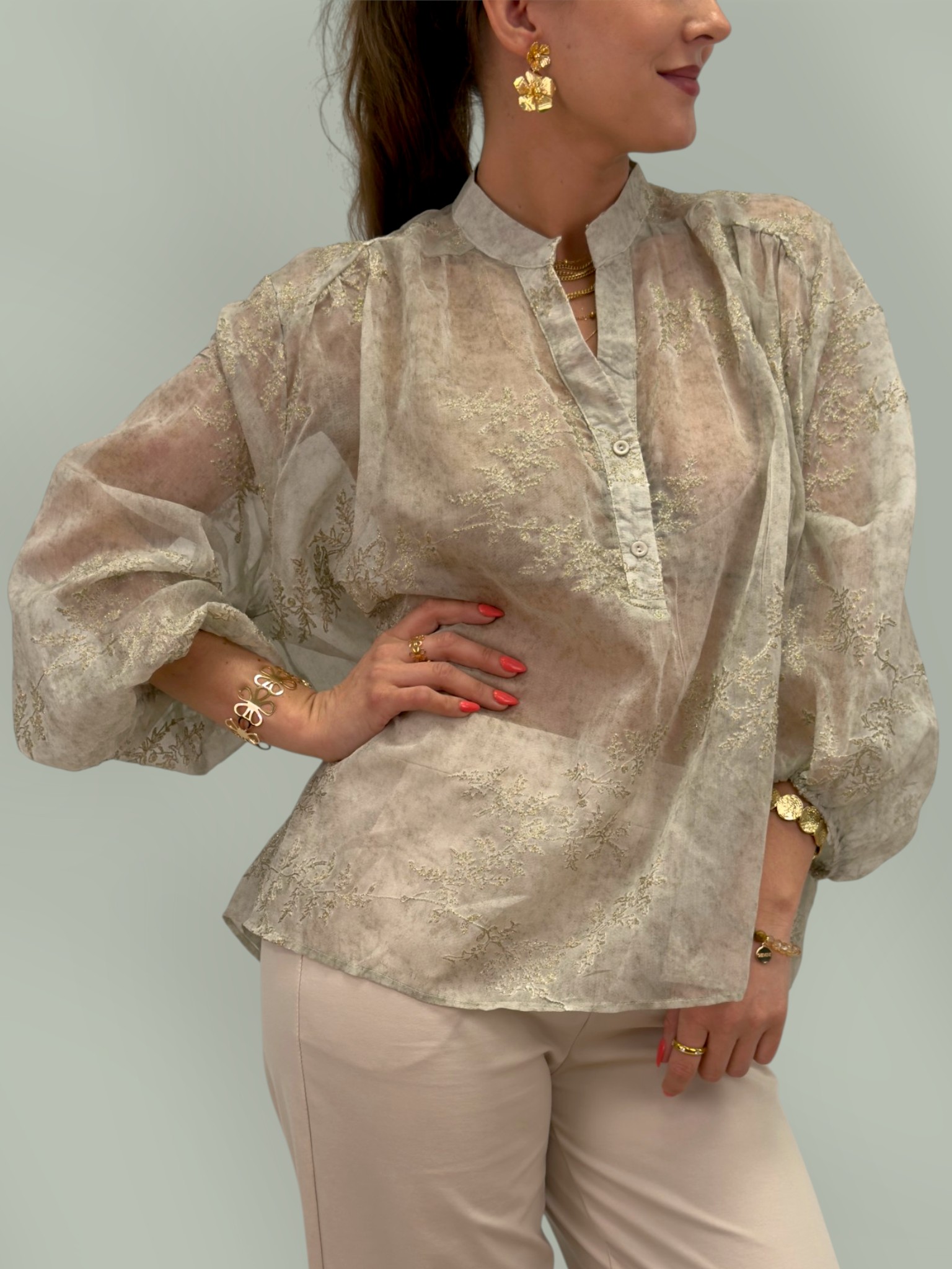 Blus med skimrande broderi