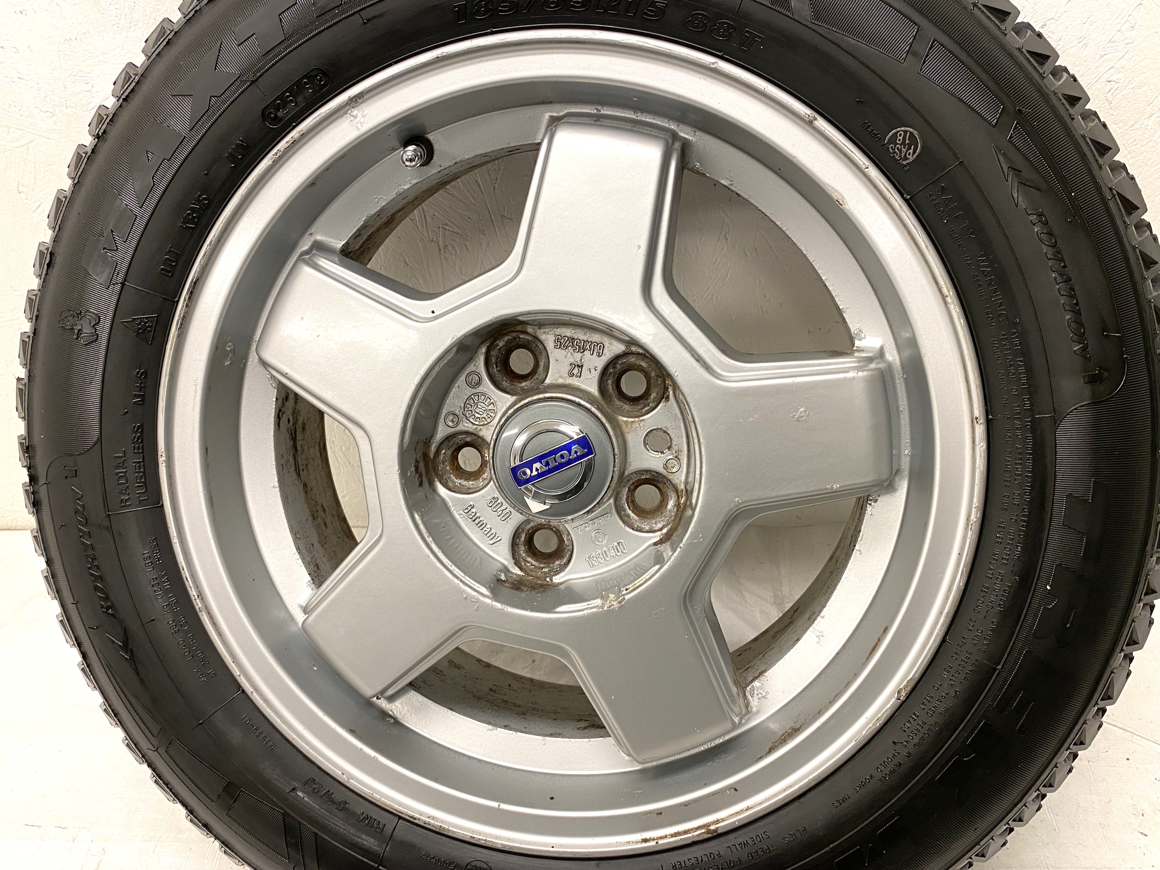 Kompletta Vinterhjul DUBB | 15" VOLVO 240 TURBO | 5x108 6x15 ET25 65.1 +  2 st 185/65 R15 92T XL Nokian Nordman 5 | V24-14 |6|6mm + 2 st 185/65 R15 88T Maxtrek M900 Ice | V26-19 |8|8mm - 16