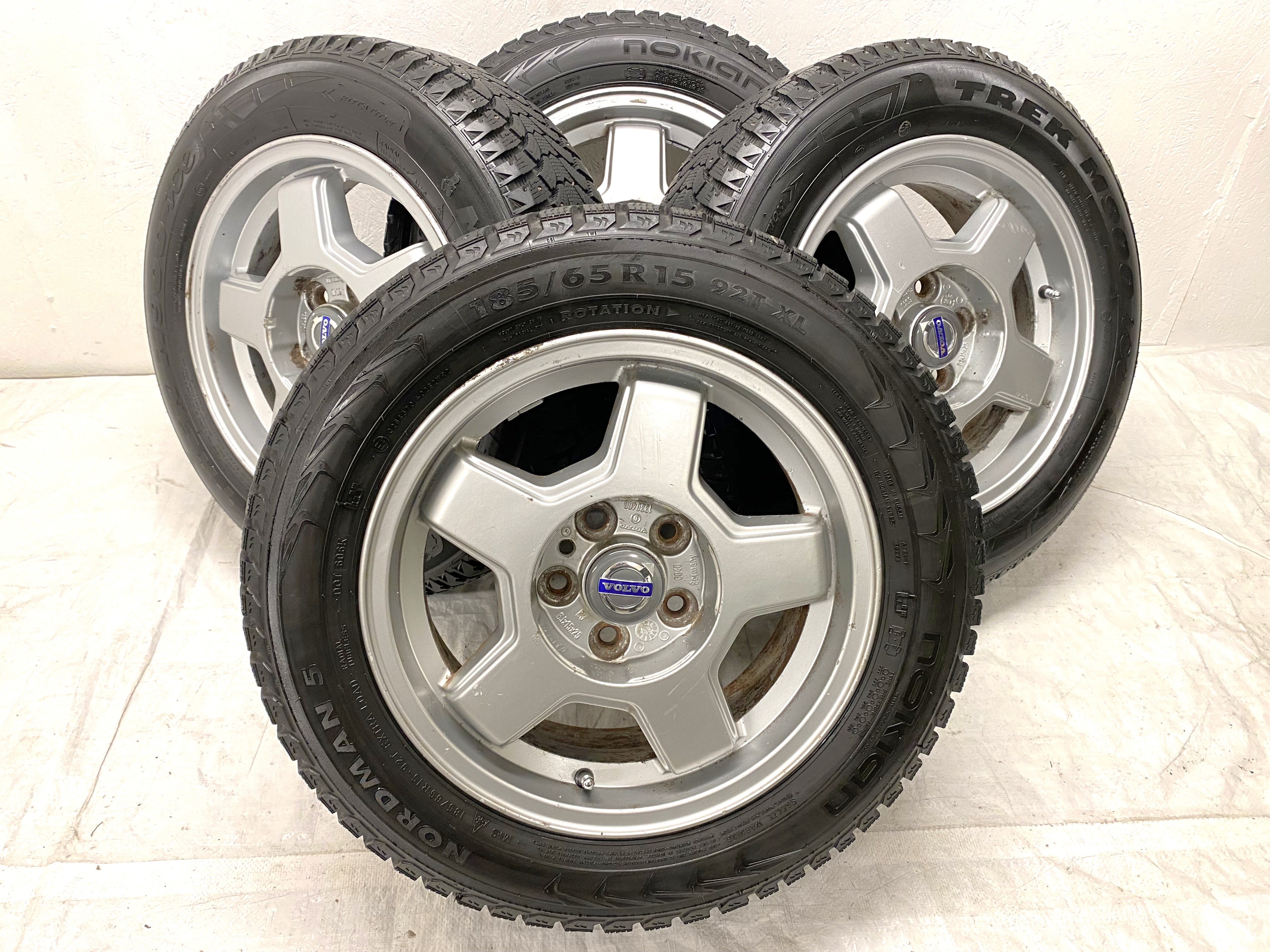 Kompletta Vinterhjul DUBB | 15" VOLVO 240 TURBO | 5x108 6x15 ET25 65.1 +  2 st 185/65 R15 92T XL Nokian Nordman 5 | V24-14 |6|6mm + 2 st 185/65 R15 88T Maxtrek M900 Ice | V26-19 |8|8mm