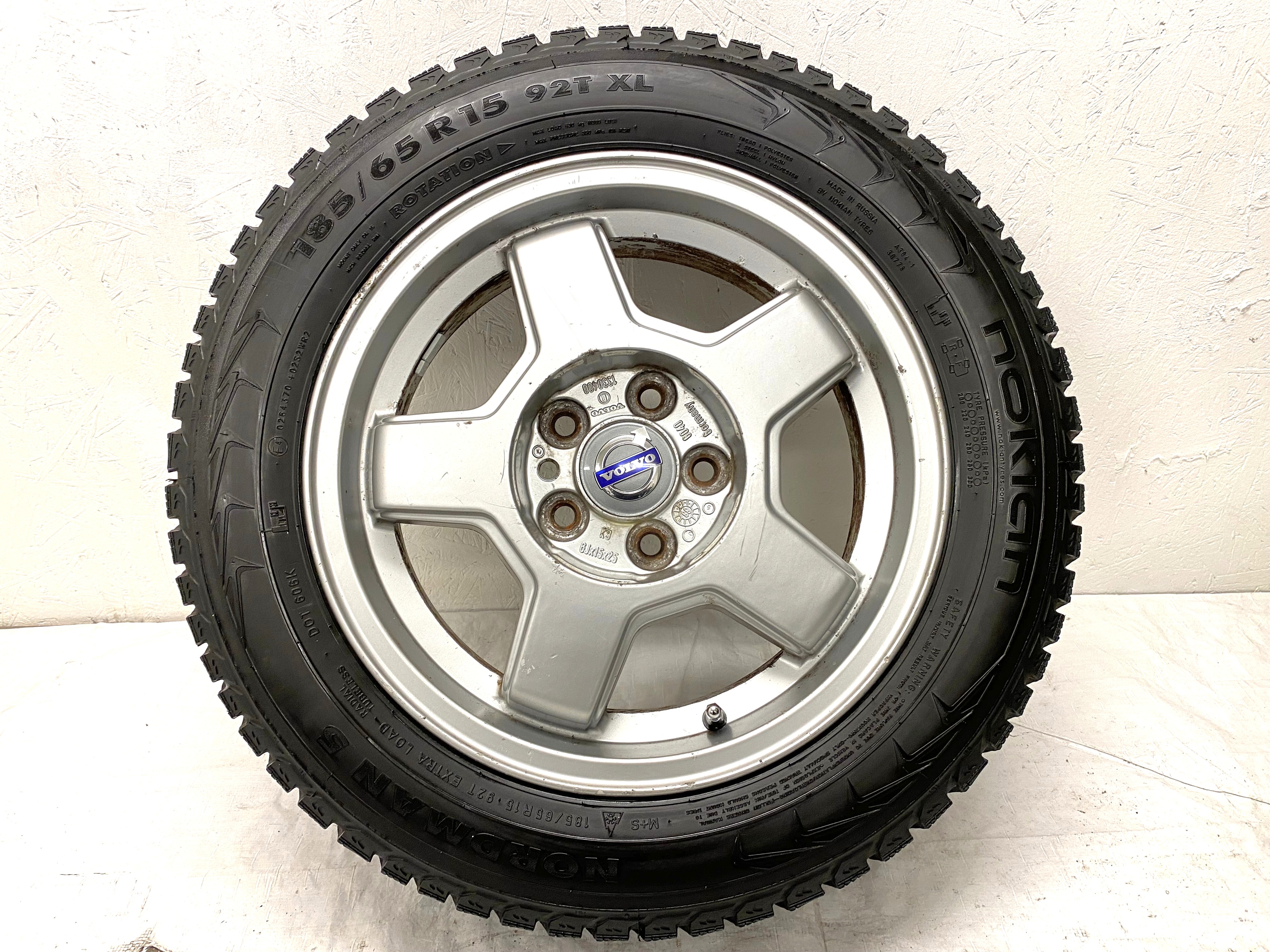 Kompletta Vinterhjul DUBB | 15" VOLVO 240 TURBO | 5x108 6x15 ET25 65.1 +  2 st 185/65 R15 92T XL Nokian Nordman 5 | V24-14 |6|6mm + 2 st 185/65 R15 88T Maxtrek M900 Ice | V26-19 |8|8mm - 11