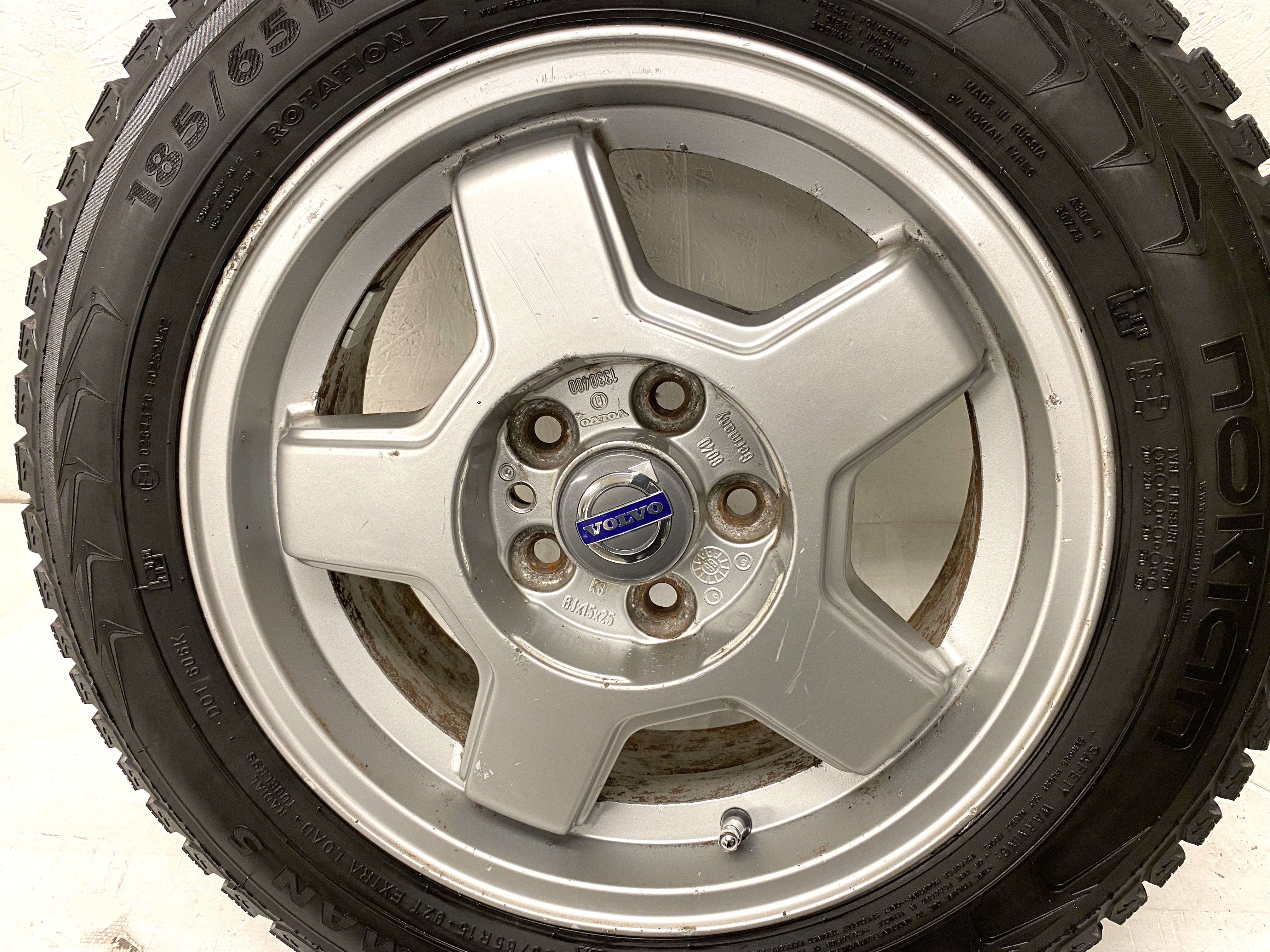 Kompletta Vinterhjul DUBB | 15" VOLVO 240 TURBO | 5x108 6x15 ET25 65.1 +  2 st 185/65 R15 92T XL Nokian Nordman 5 | V24-14 |6|6mm + 2 st 185/65 R15 88T Maxtrek M900 Ice | V26-19 |8|8mm - 12