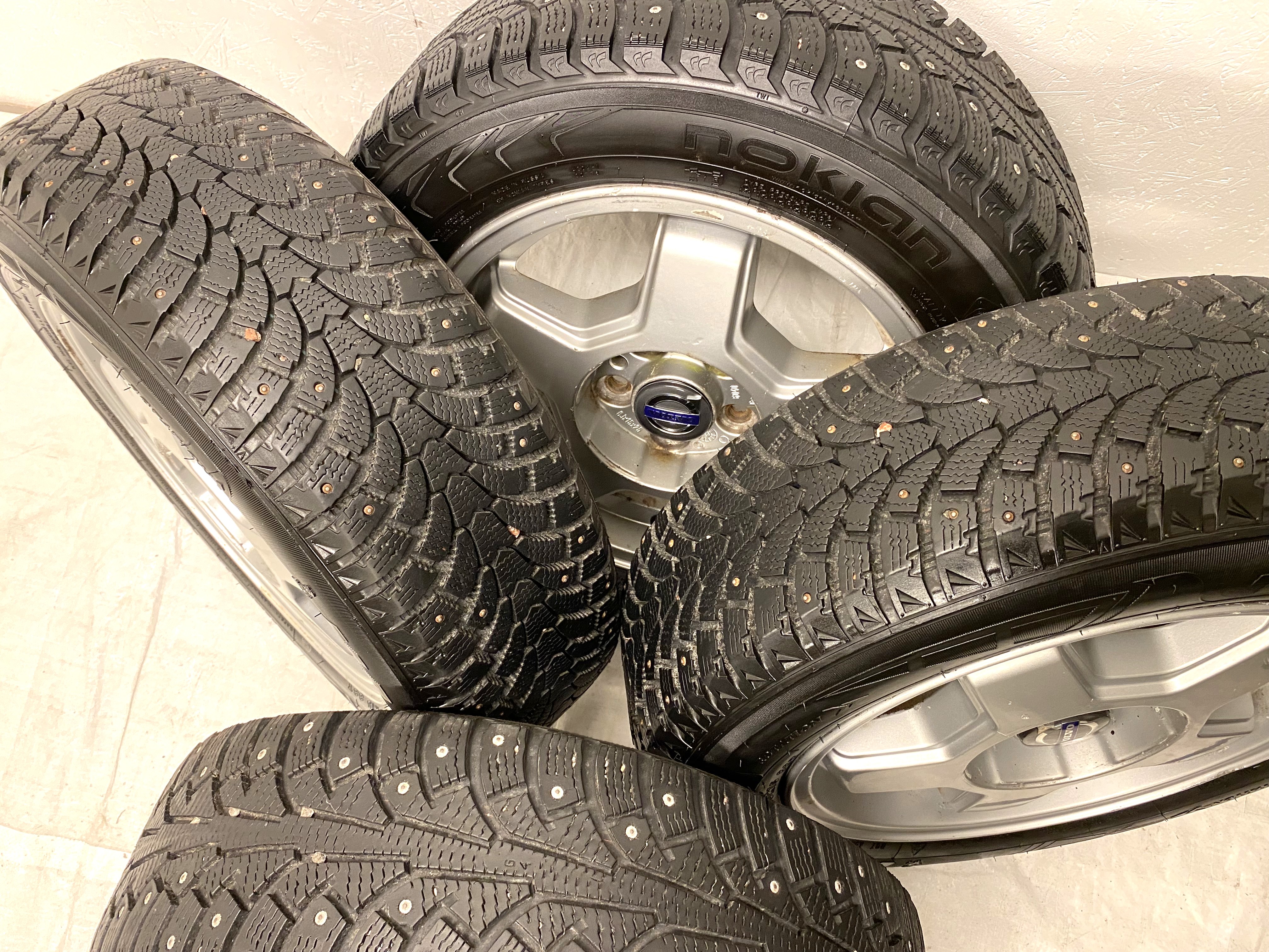 Kompletta Vinterhjul DUBB | 15" VOLVO 240 TURBO | 5x108 6x15 ET25 65.1 +  2 st 185/65 R15 92T XL Nokian Nordman 5 | V24-14 |6|6mm + 2 st 185/65 R15 88T Maxtrek M900 Ice | V26-19 |8|8mm - 3