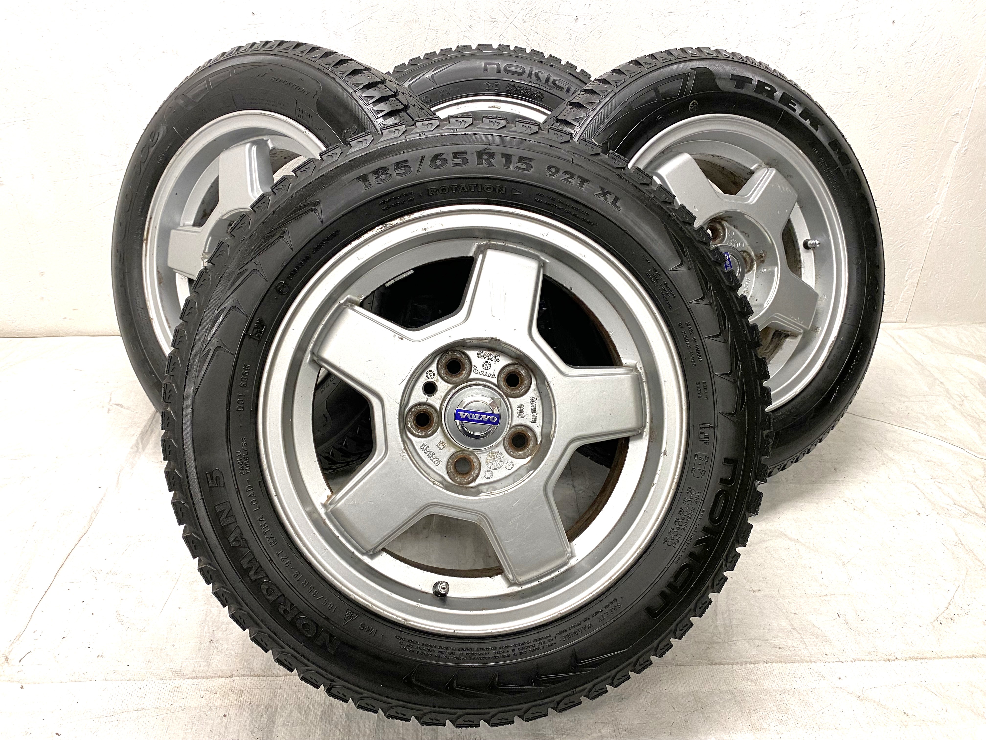 Kompletta Vinterhjul DUBB | 15" VOLVO 240 TURBO | 5x108 6x15 ET25 65.1 +  2 st 185/65 R15 92T XL Nokian Nordman 5 | V24-14 |6|6mm + 2 st 185/65 R15 88T Maxtrek M900 Ice | V26-19 |8|8mm - 2