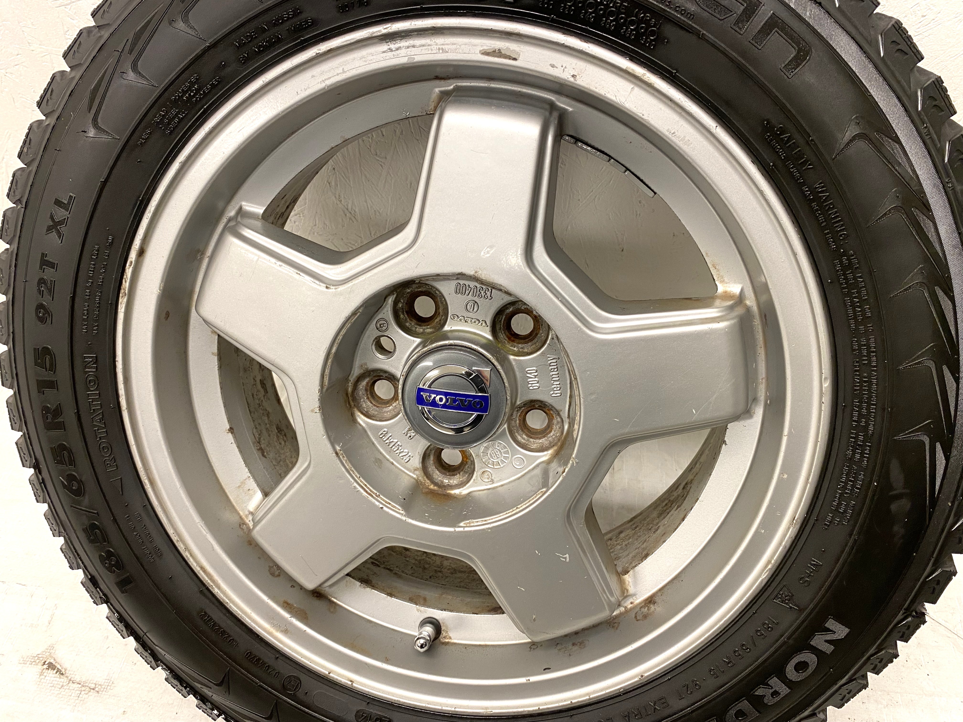 Kompletta Vinterhjul DUBB | 15" VOLVO 240 TURBO | 5x108 6x15 ET25 65.1 +  2 st 185/65 R15 92T XL Nokian Nordman 5 | V24-14 |6|6mm + 2 st 185/65 R15 88T Maxtrek M900 Ice | V26-19 |8|8mm - 10