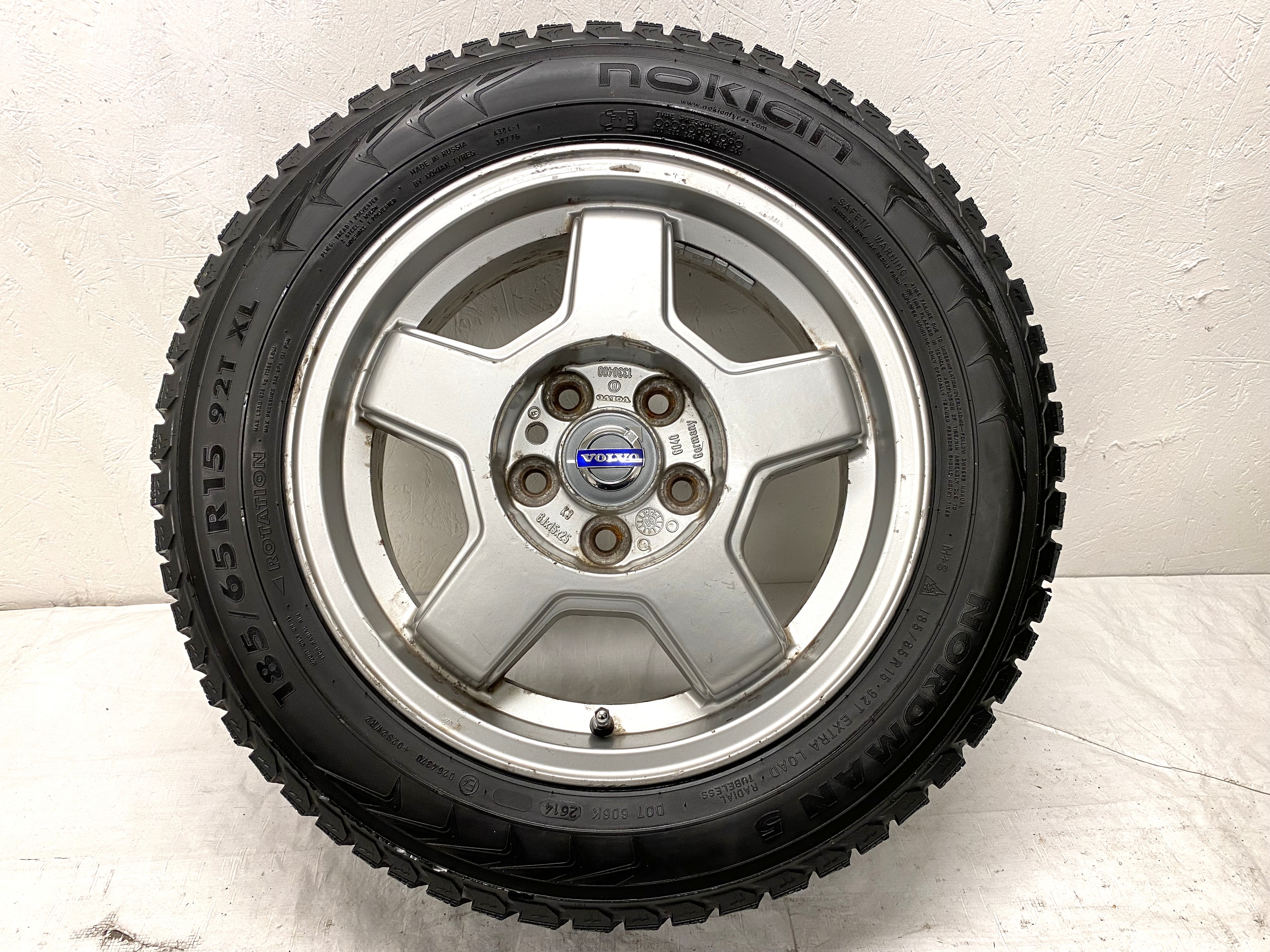 Kompletta Vinterhjul DUBB | 15" VOLVO 240 TURBO | 5x108 6x15 ET25 65.1 +  2 st 185/65 R15 92T XL Nokian Nordman 5 | V24-14 |6|6mm + 2 st 185/65 R15 88T Maxtrek M900 Ice | V26-19 |8|8mm - 9