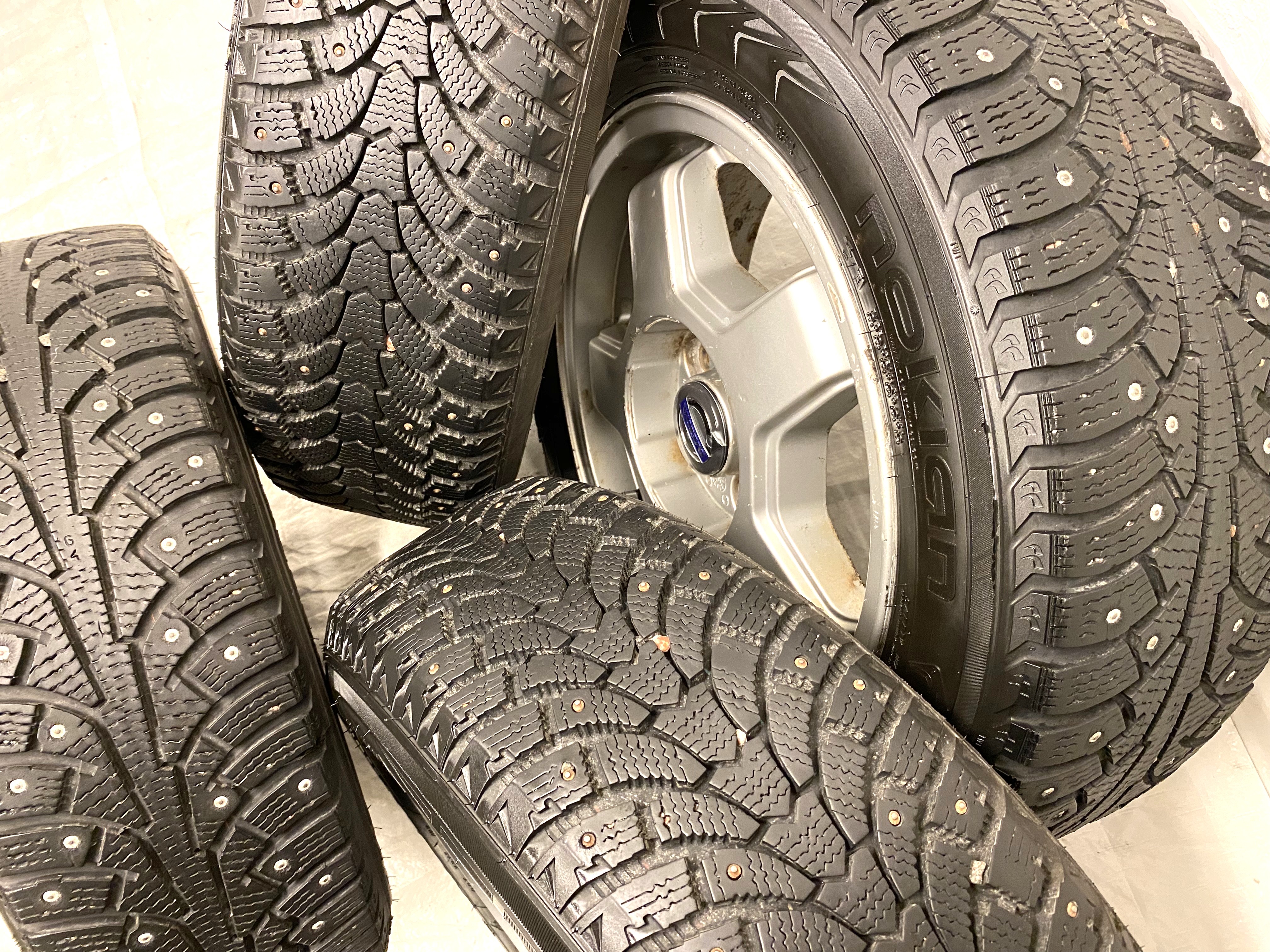 Kompletta Vinterhjul DUBB | 15" VOLVO 240 TURBO | 5x108 6x15 ET25 65.1 +  2 st 185/65 R15 92T XL Nokian Nordman 5 | V24-14 |6|6mm + 2 st 185/65 R15 88T Maxtrek M900 Ice | V26-19 |8|8mm - 4