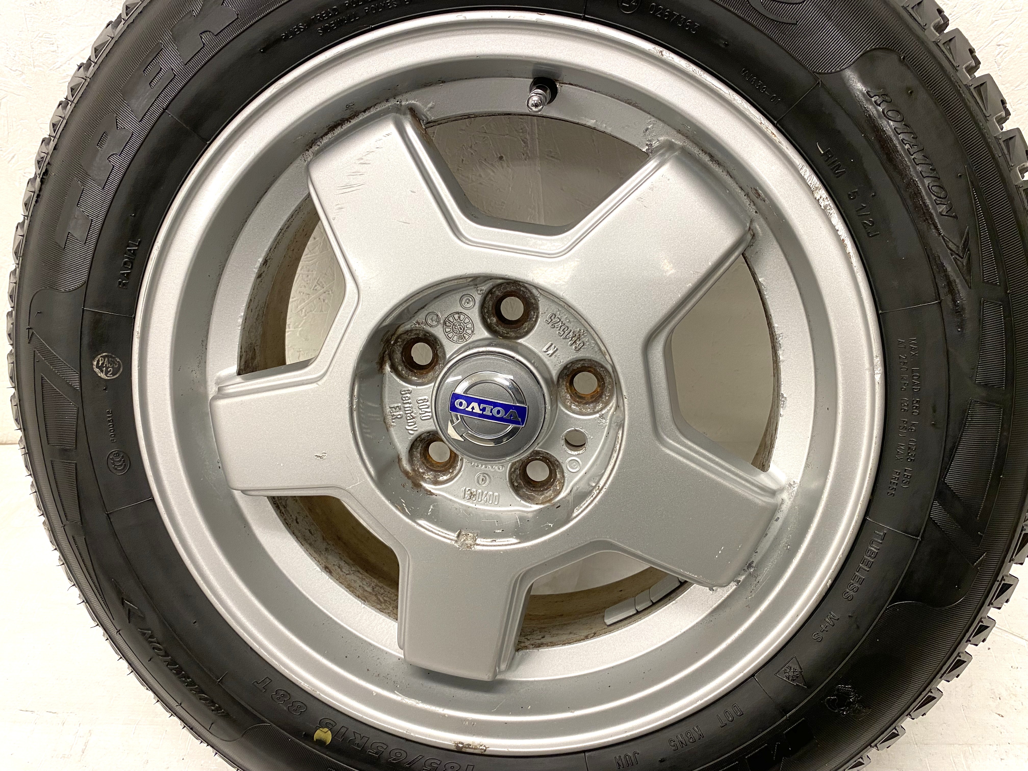 Kompletta Vinterhjul DUBB | 15" VOLVO 240 TURBO | 5x108 6x15 ET25 65.1 +  2 st 185/65 R15 92T XL Nokian Nordman 5 | V24-14 |6|6mm + 2 st 185/65 R15 88T Maxtrek M900 Ice | V26-19 |8|8mm - 14