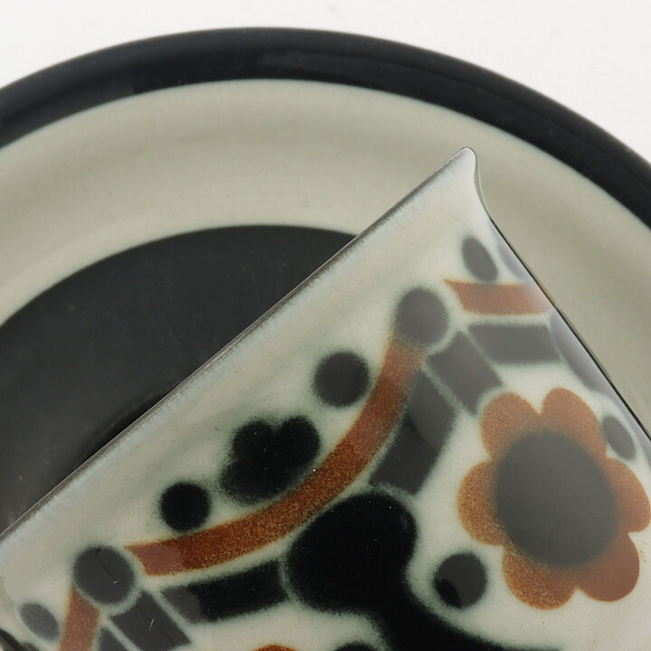 アンヤ・ユーリッカラ  Riikkaシリーズ  コーヒーカップ  黒/茶色の装飾  1973年  11cm  [サンプル画像]