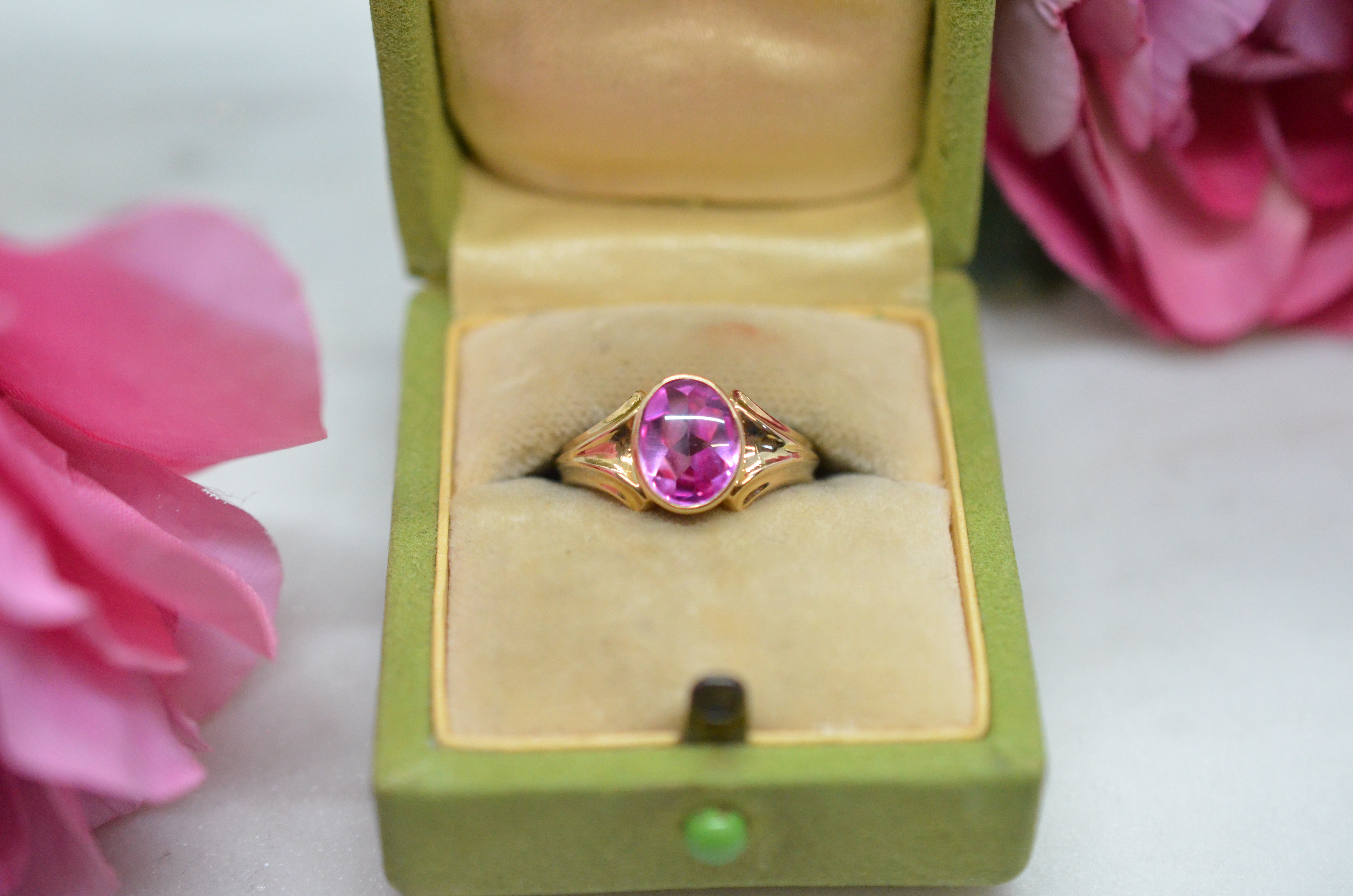 Vintage 18k ring with pink stone 1959