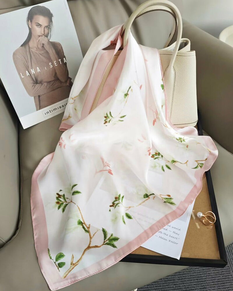 Scarf ljusrosa småblommig rosa kant