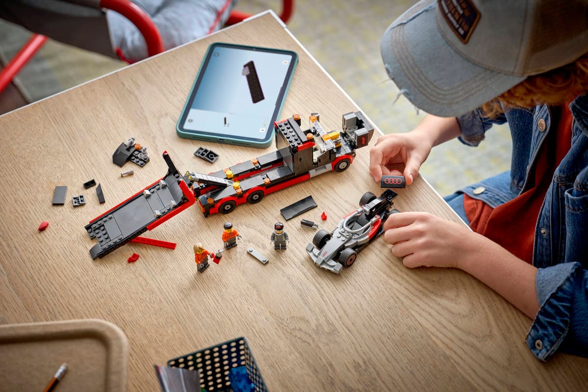 LEGO City 60493 F1® uppvisningsbil med Audi F1® racerbil - 10