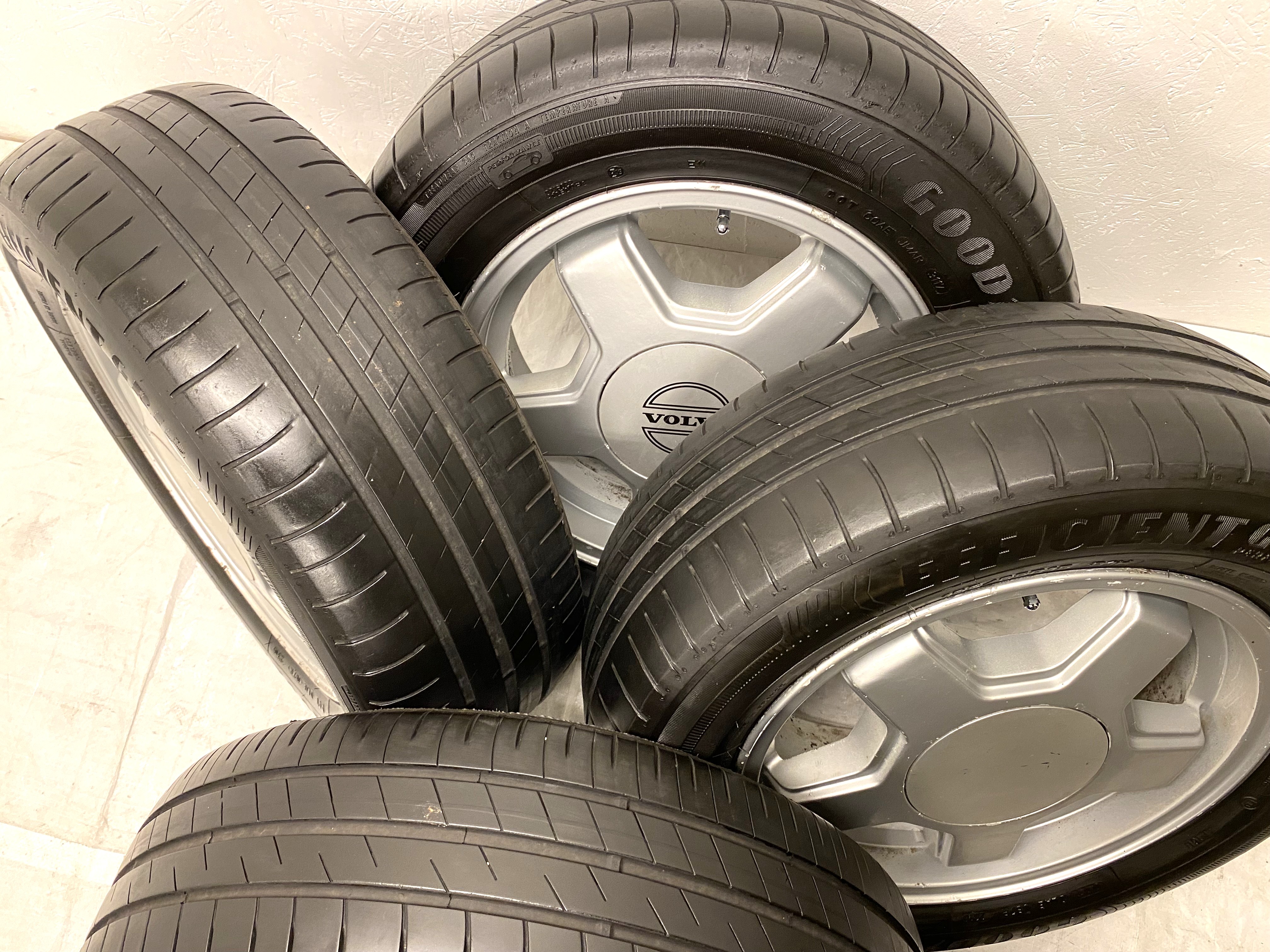 Kompletta Sommarhjul | 15" VOLVO 240 TURBO | 5x108 6x15 ET25 65.1 +  195/65 R15 91H Goodyear Efficient Grip Performance | 2 st V23-16 | 3.5|3.5mm + 2 st V31-17 | 4.5|4.5mm - 2