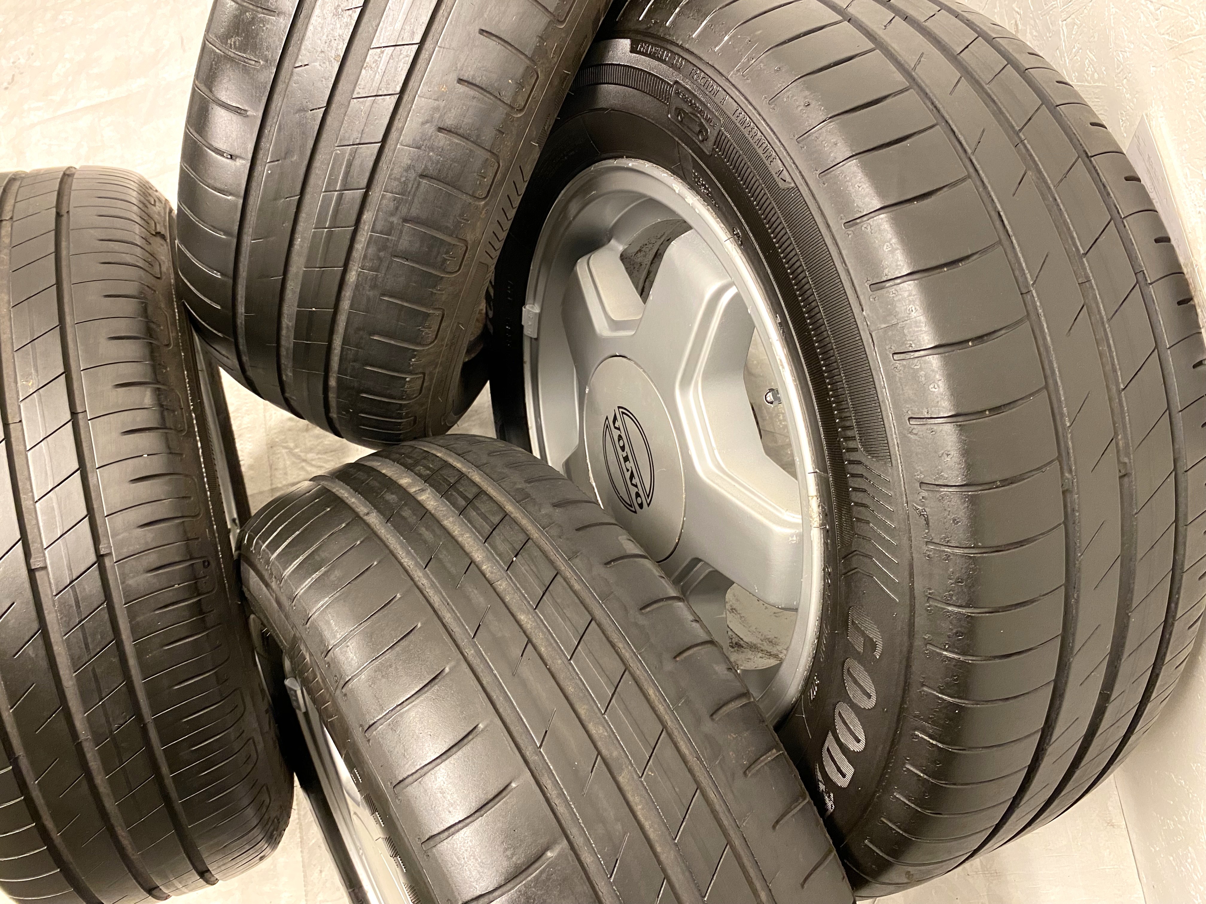 Kompletta Sommarhjul | 15" VOLVO 240 TURBO | 5x108 6x15 ET25 65.1 +  195/65 R15 91H Goodyear Efficient Grip Performance | 2 st V23-16 | 3.5|3.5mm + 2 st V31-17 | 4.5|4.5mm - 3