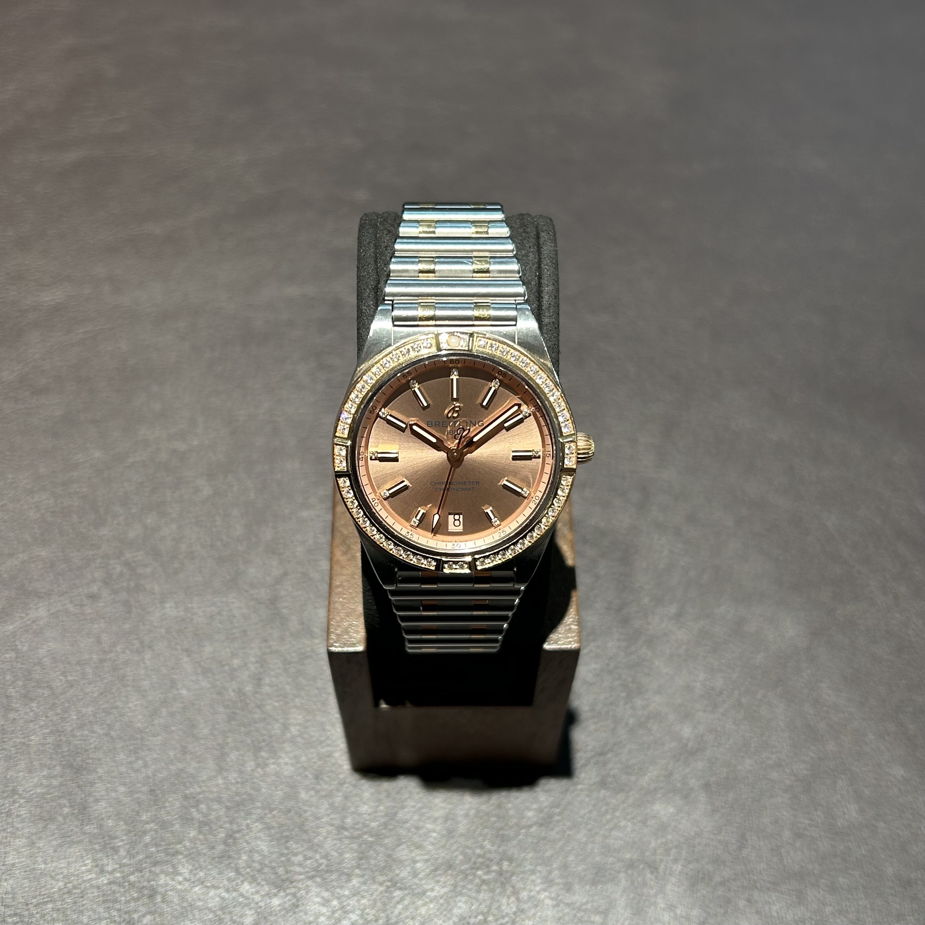 SÅLD 20 juli 2026 för 78.000:- Breitling Chronomat Automatic 36 koppar stål och 18 K rött guld med diamant bezel