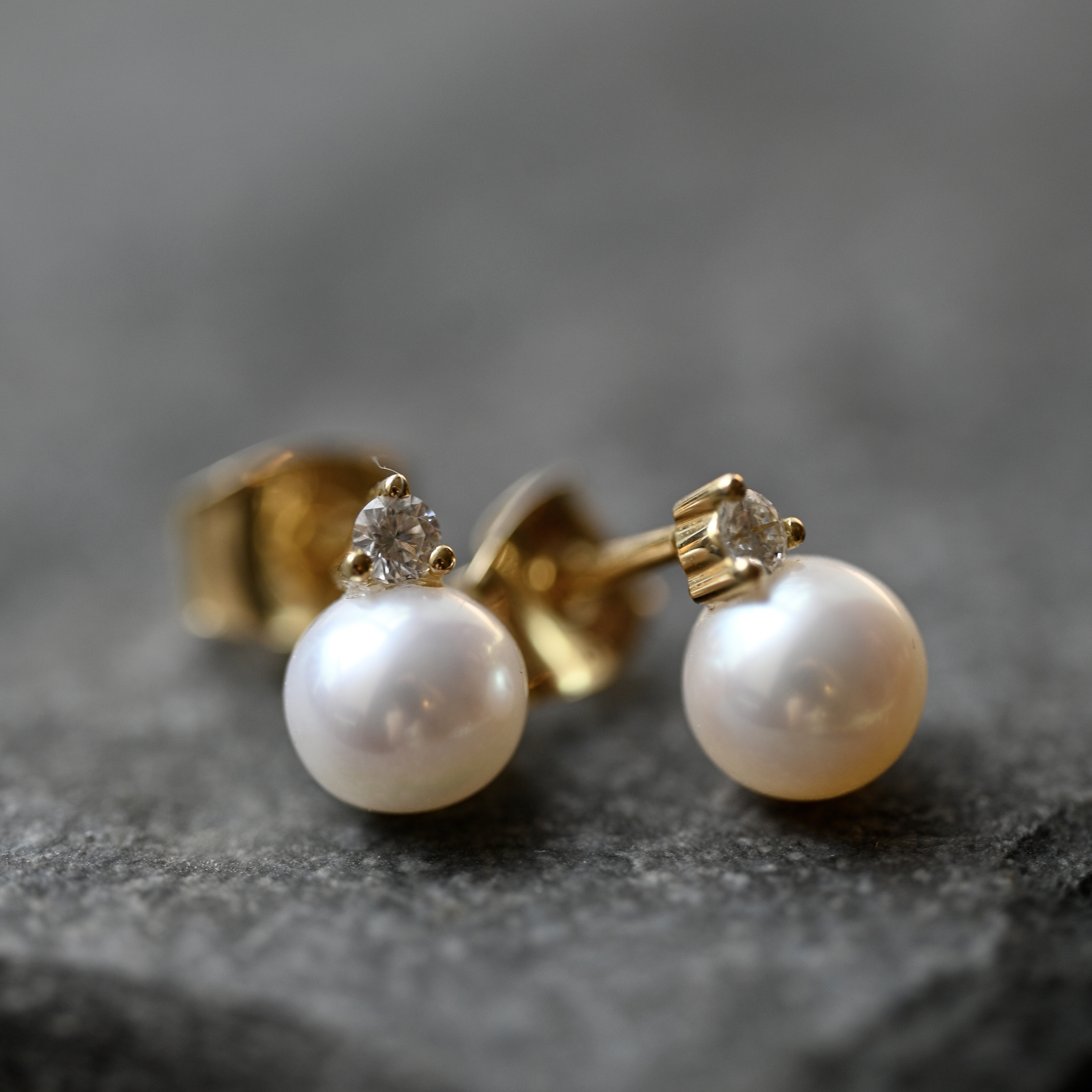 Örhängen vit pärla 6 mm och diamant 0,10 ct guld 18 karat