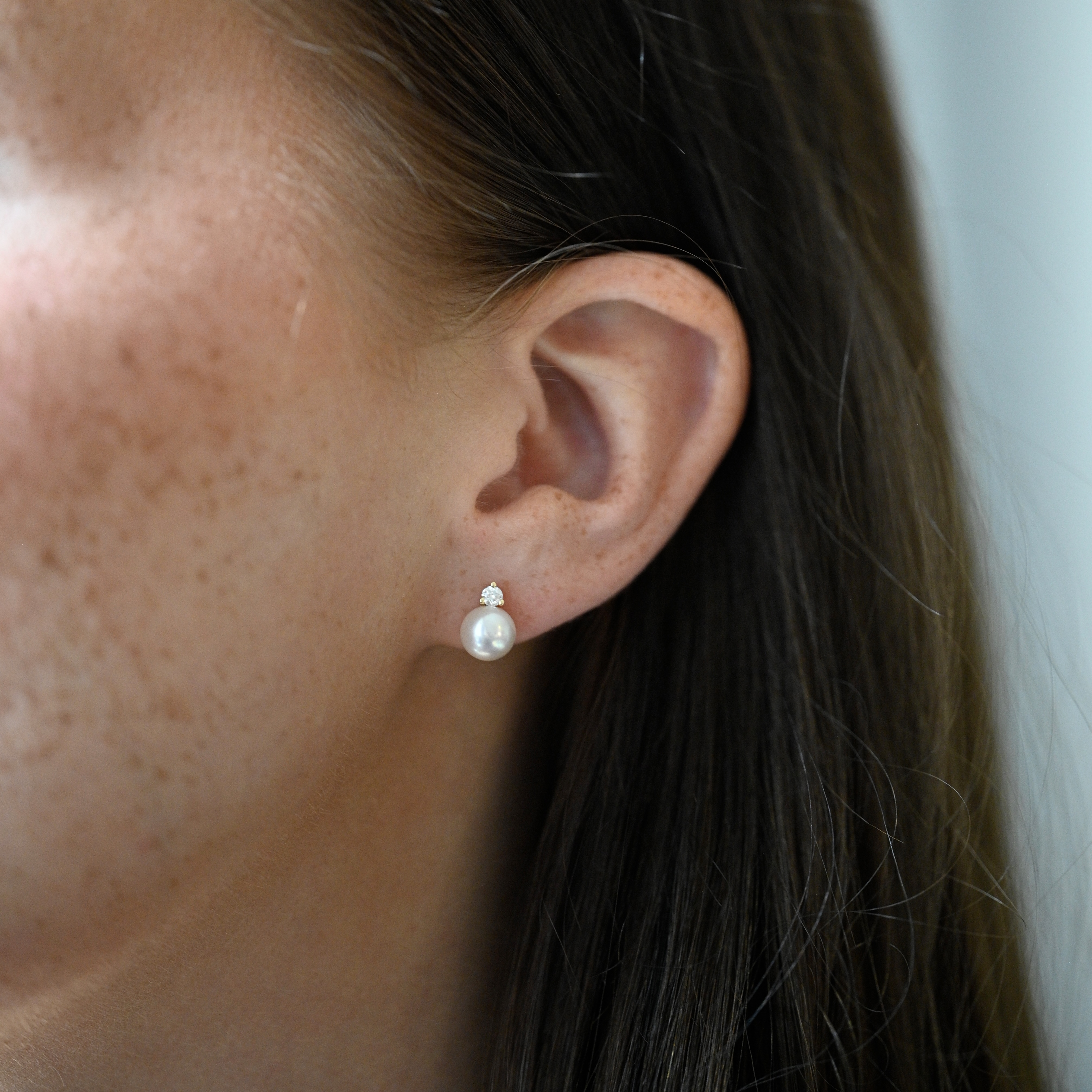Örhängen vit pärla 6 mm och diamant 0,10 ct guld 18 karat