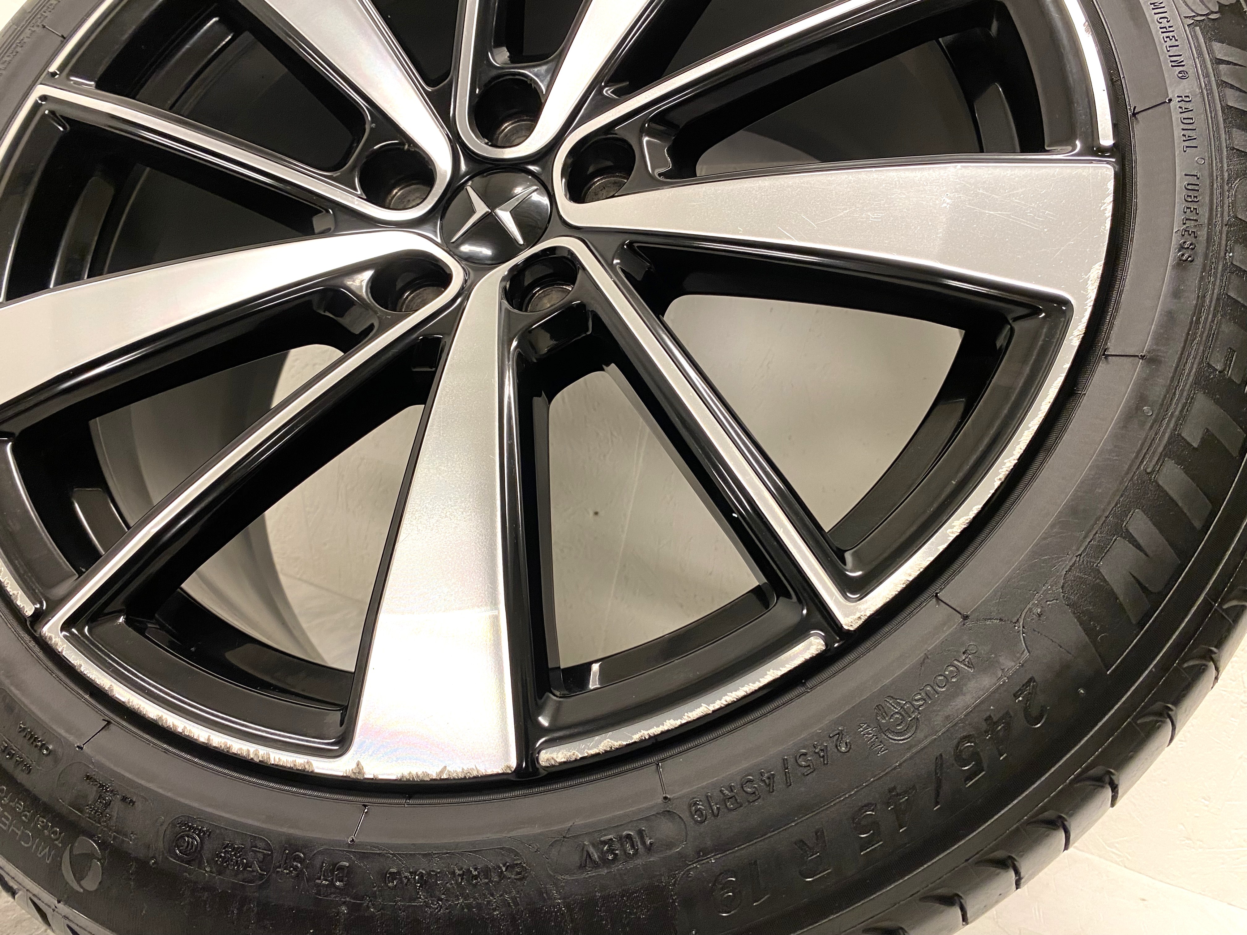 Kompletta Sommarhjul | 19" POLESTAR 2 31680895 | 5x108 | 2 st 8x19 ET50 63.4 + 2 st 9x19 ET53 63.4 | 245/45 R19 102V XL POL Michelin Primacy 4 | V46-2021 | 4mm | 4.5mm | 5mm | 5.5mm - 12