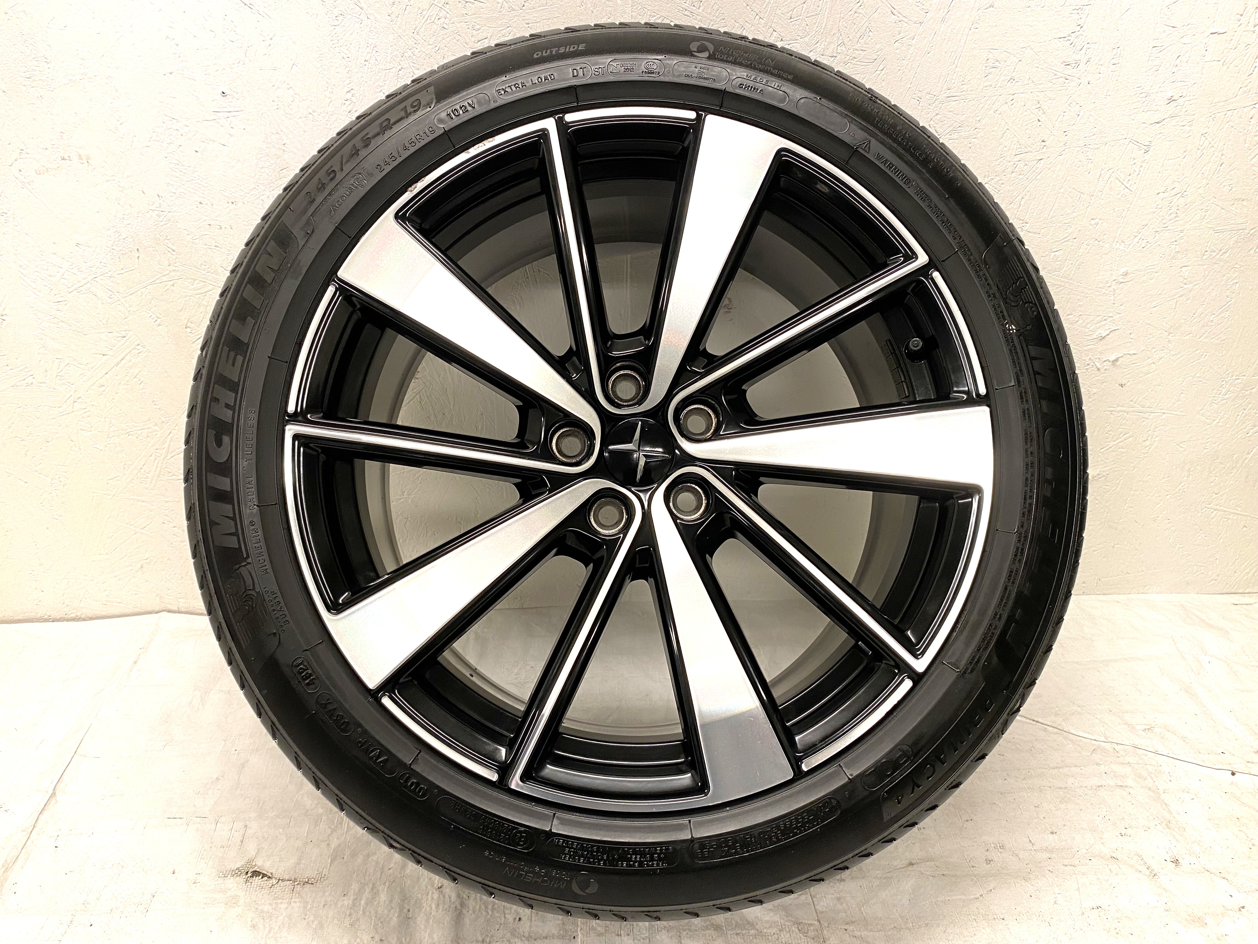 Kompletta Sommarhjul | 19" POLESTAR 2 31680895 | 5x108 | 2 st 8x19 ET50 63.4 + 2 st 9x19 ET53 63.4 | 245/45 R19 102V XL POL Michelin Primacy 4 | V46-2021 | 4mm | 4.5mm | 5mm | 5.5mm - 7