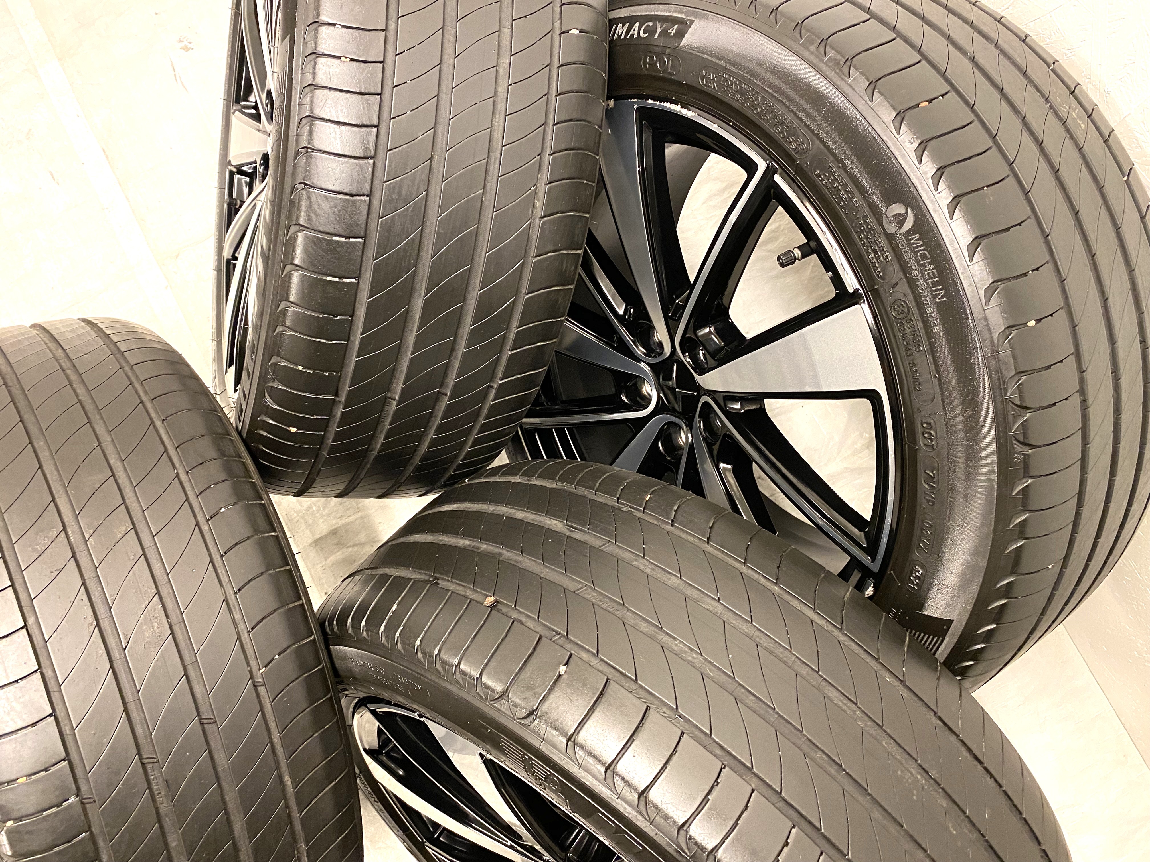 Kompletta Sommarhjul | 19" POLESTAR 2 31680895 | 5x108 | 2 st 8x19 ET50 63.4 + 2 st 9x19 ET53 63.4 | 245/45 R19 102V XL POL Michelin Primacy 4 | V46-2021 | 4mm | 4.5mm | 5mm | 5.5mm - 4