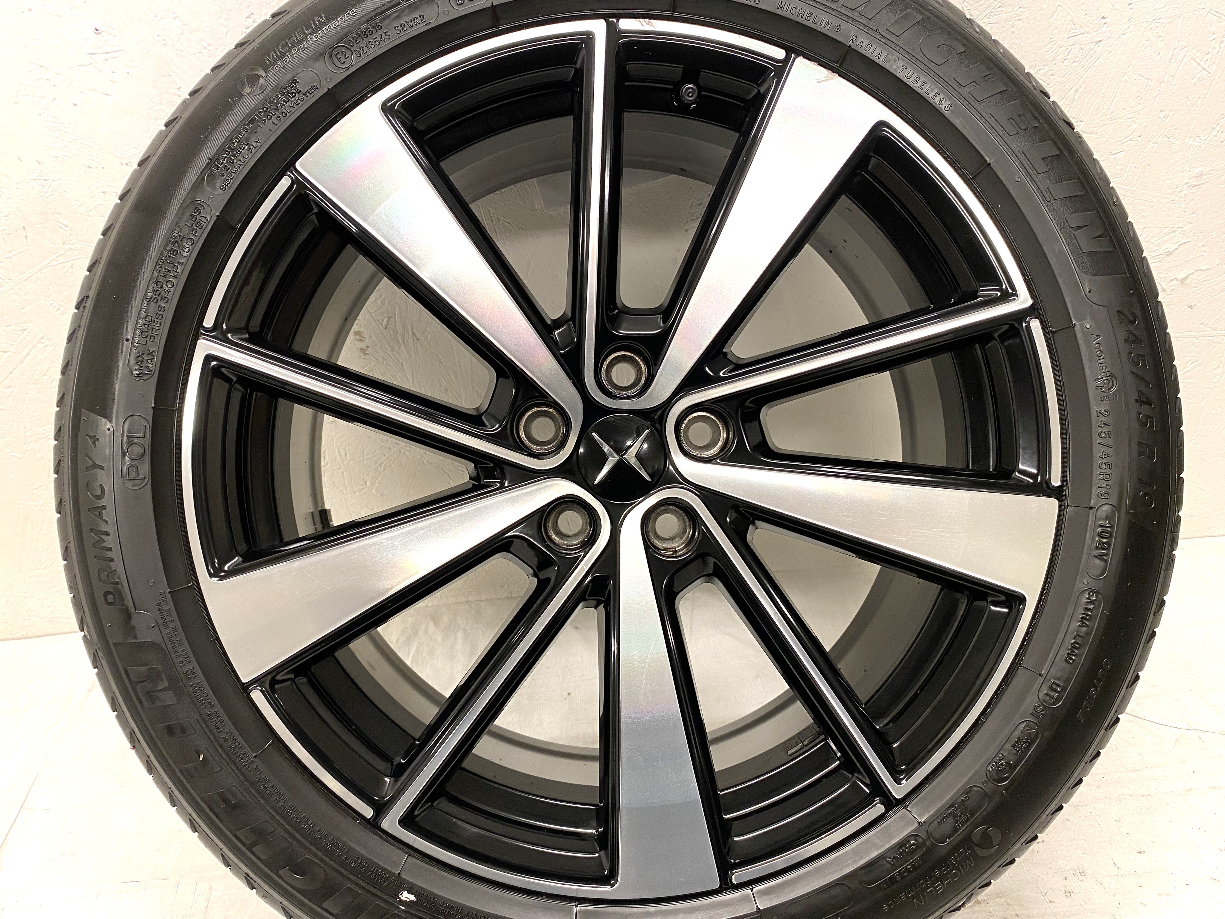 Kompletta Sommarhjul | 19" POLESTAR 2 31680895 | 5x108 | 2 st 8x19 ET50 63.4 + 2 st 9x19 ET53 63.4 | 245/45 R19 102V XL POL Michelin Primacy 4 | V46-2021 | 4mm | 4.5mm | 5mm | 5.5mm - 15
